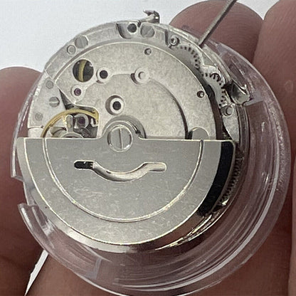 Mingzhu 2813 automatic watch movement featuring single calendar at 6 o?clock, precise mechanical craftsmanship.