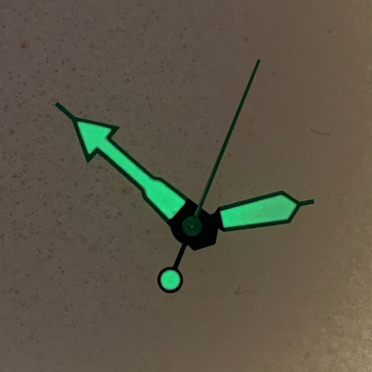 Arrow-shaped orange trim watch hands with green luminous fill for NH35/NH36/4R/7S movements, enhancing visibility and style.