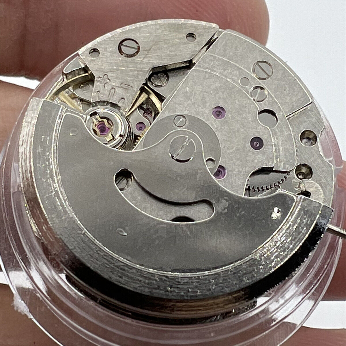 26.5mm 7120 automatic mechanical watch movement with single calendar, three hands for precise timekeeping.