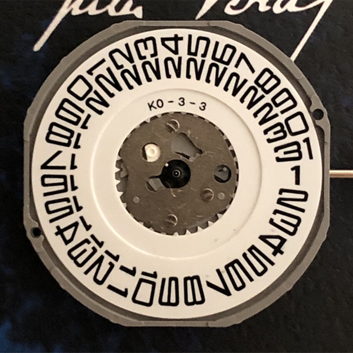 Quartz movement Miyota 2453 with date display at 3 o'clock, precision watch stem included.