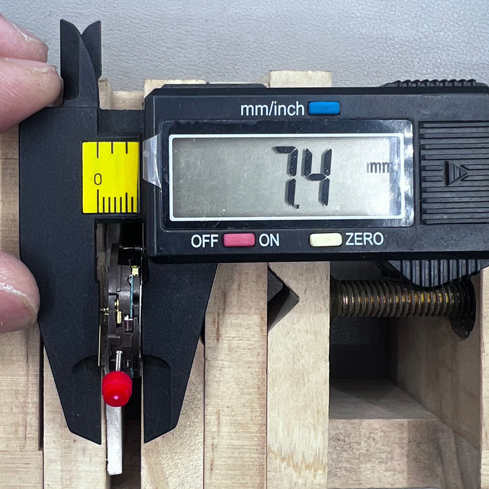 Swiss ETA G15.21A quartz watch movement with date display at 4 o'clock, precision and durability.