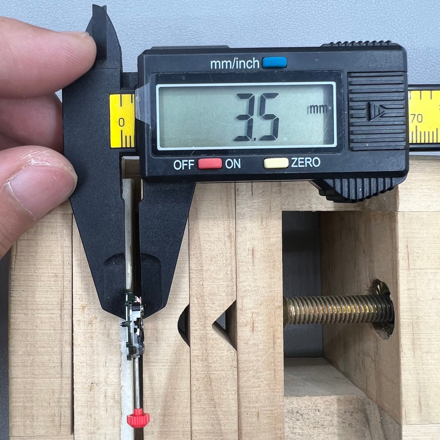 Japan Miyota 2015 quartz watch movement with date display at 3 o?clock, precise timekeeping accessory.