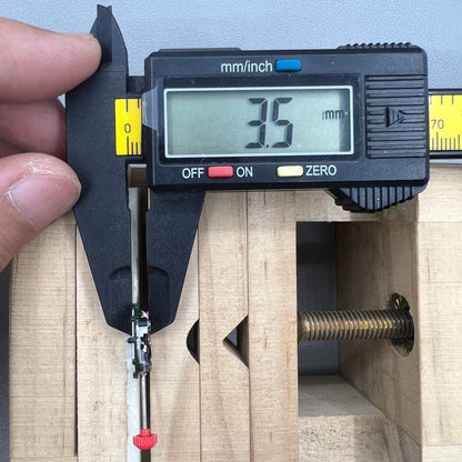 Japan Miyota 2015 quartz watch movement with date display at 3 o?clock, precise timekeeping accessory.