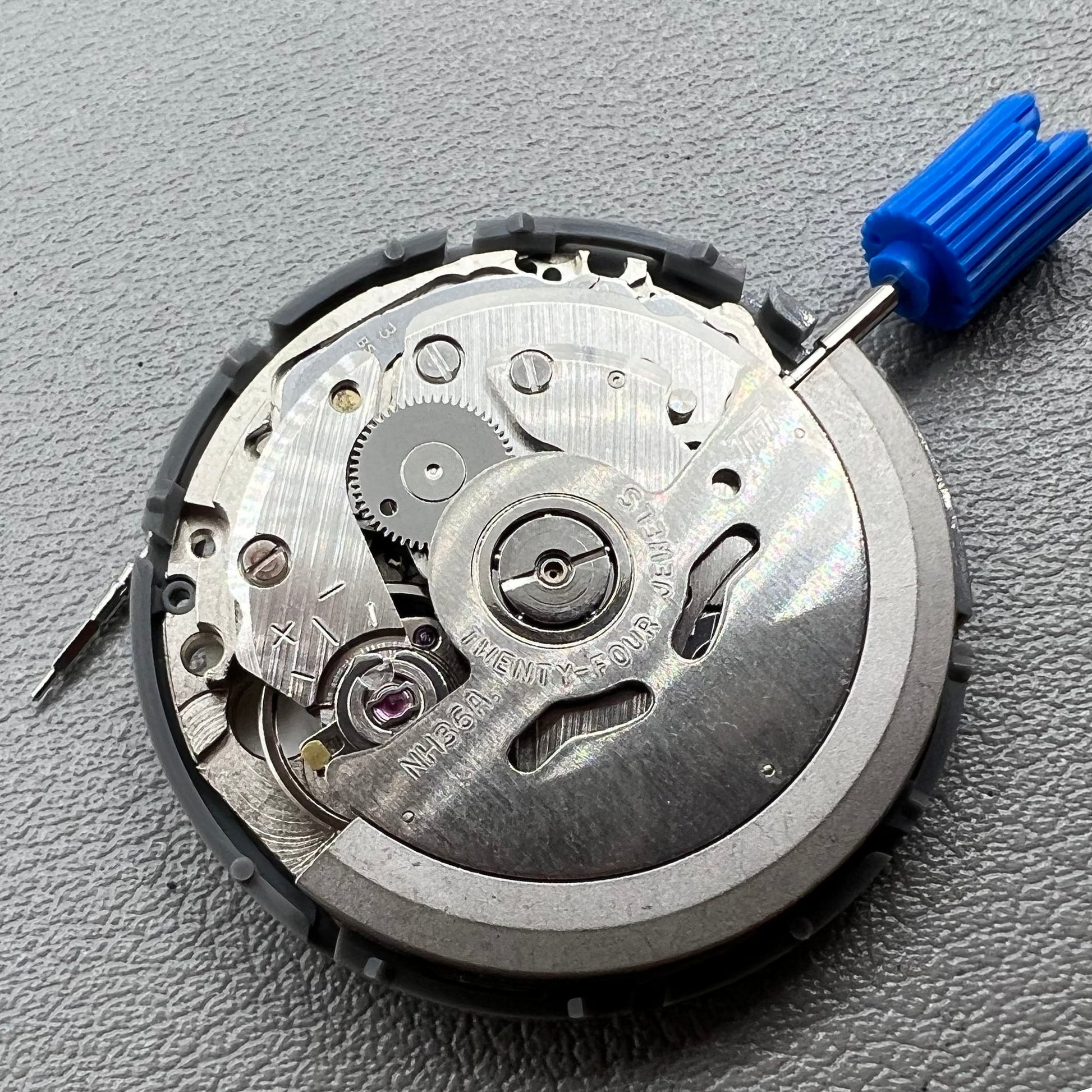 Japanisches NH36 Automatikwerk mit mechanischem Datum, Krone bei 3 Uhr, Pr�zisionsuhrwerkszubeh�r.