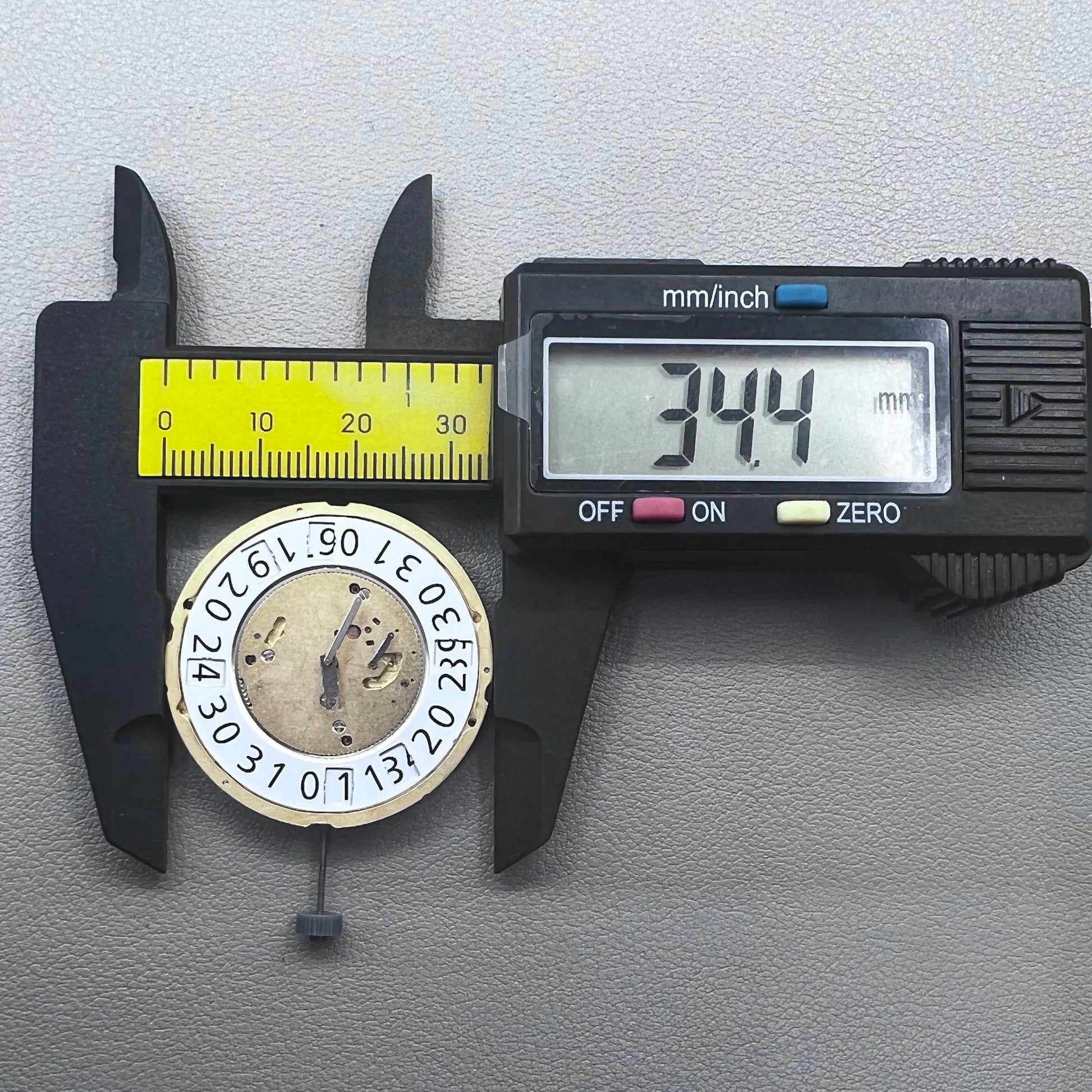 Swiss Ronda 8040N quartz movement for precise timekeeping in watch accessories.