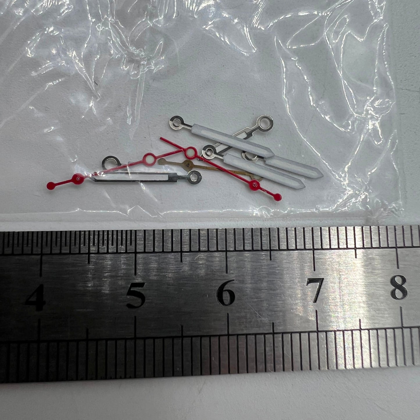 Luminous hands for Miyota 2035 quartz watches, improving visibility in dark conditions ? P1-H2-C22.