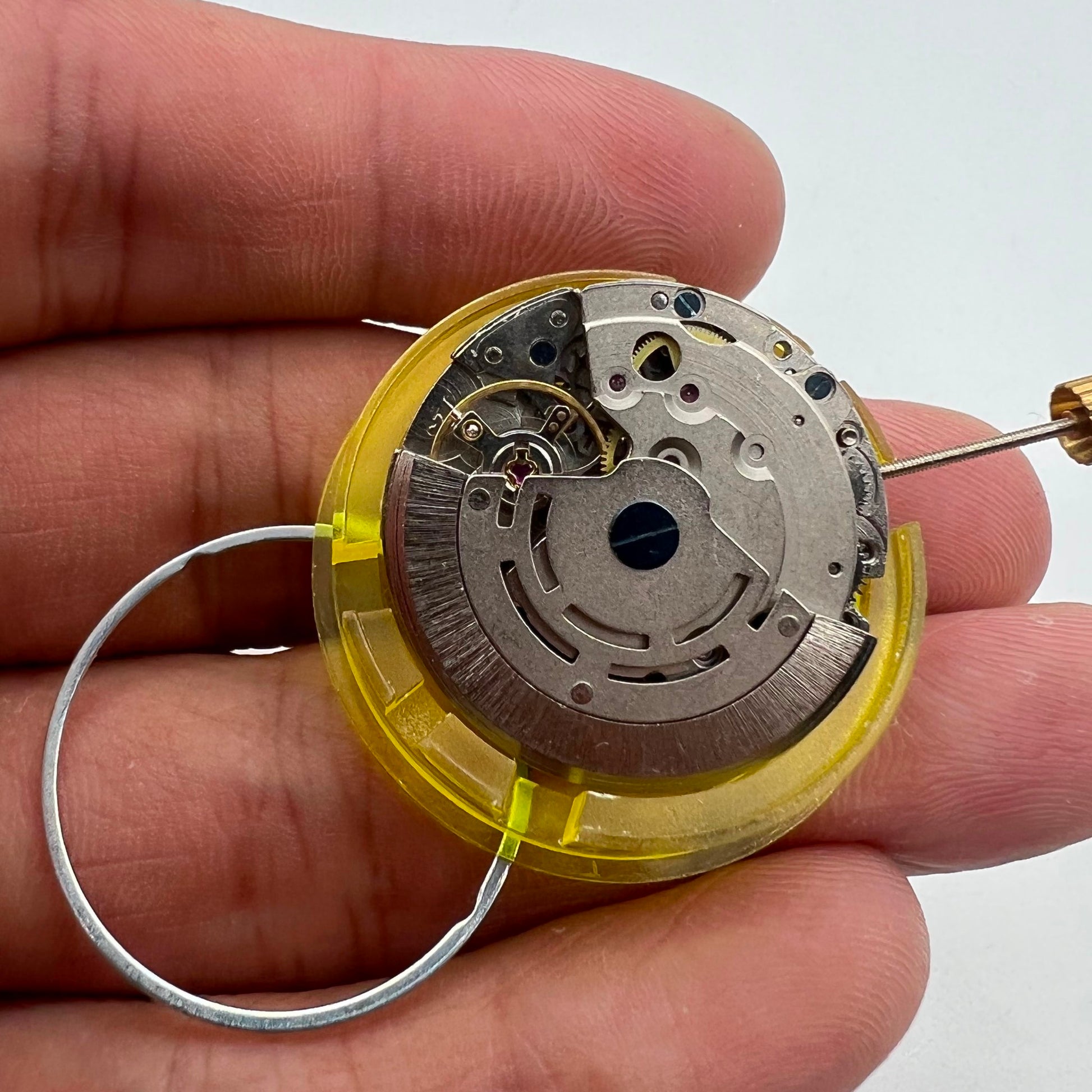 DG2813 Mingzhu 2813 automatic watch mechanism showcasing 3 silver hands for accurate timekeeping.