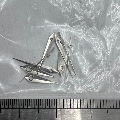 Silver arrow-shaped watch hands, 11.5mm, compatible with Miyota 1M12 Japan quartz movement.