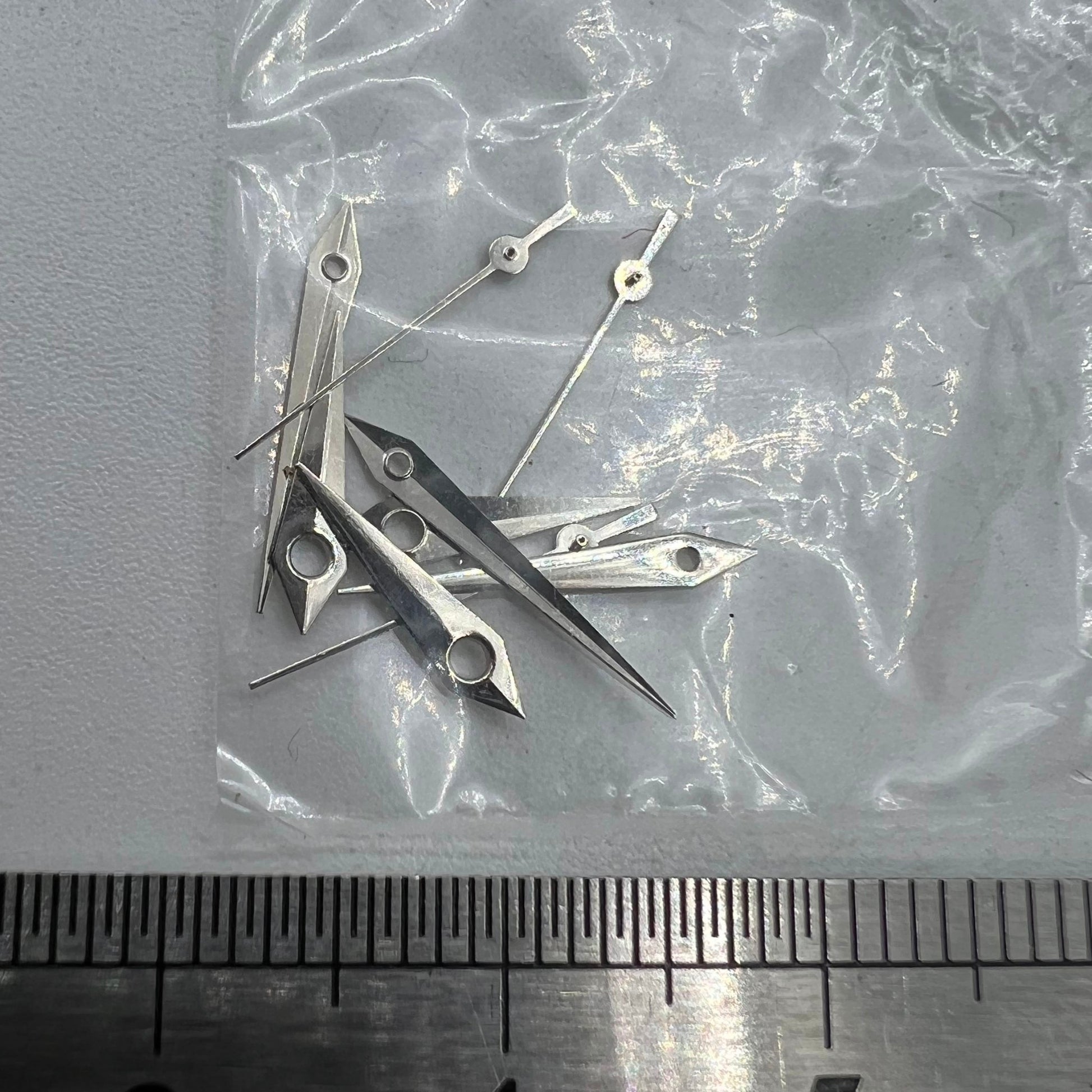 Silver arrow-shaped watch hands, 11.5mm, compatible with Miyota 1M12 quartz movement for precise timekeeping.