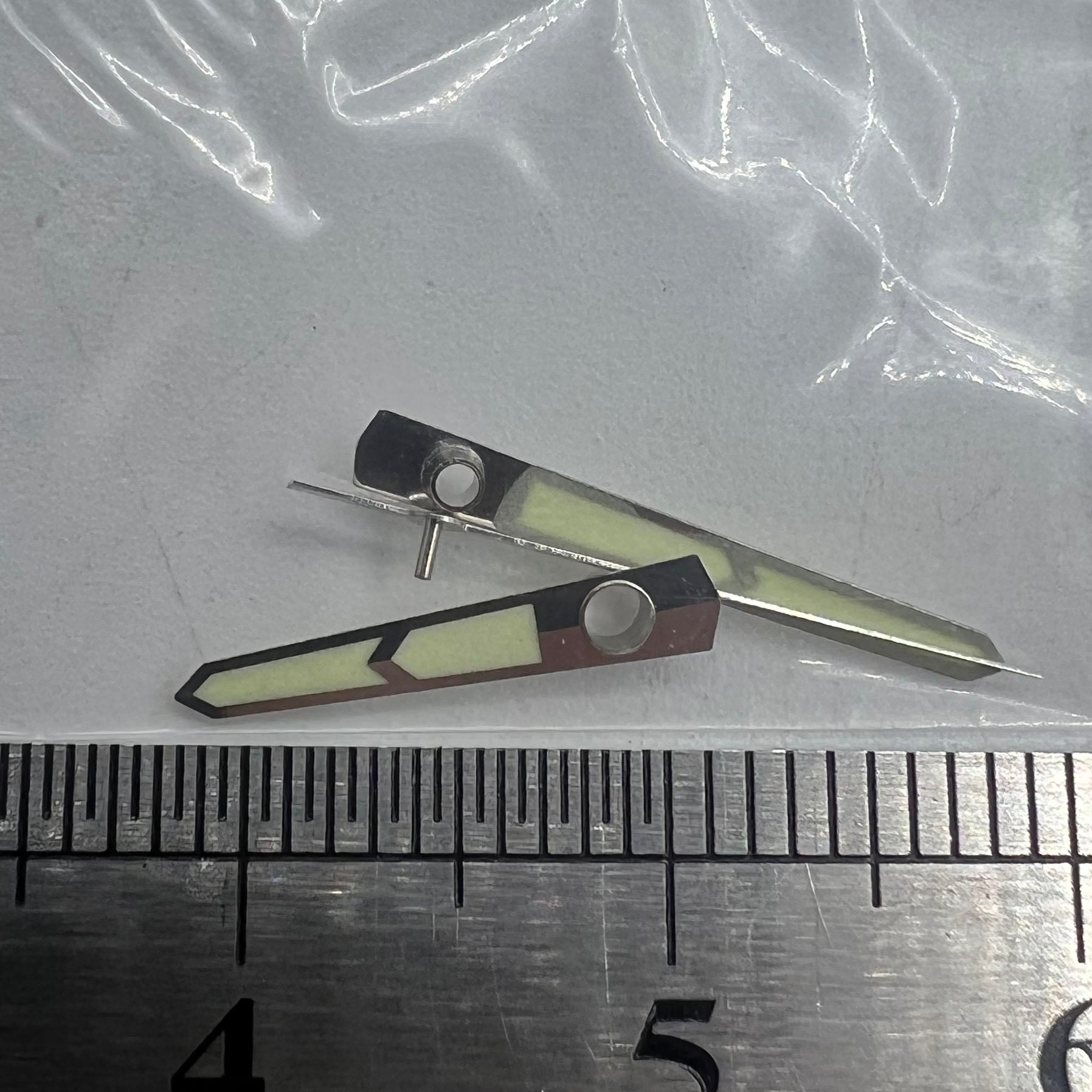 Green luminous watch hands set with 3 hands, compatible with China 8215/2813/Miyota 8N24 movements for accurate timekeeping.