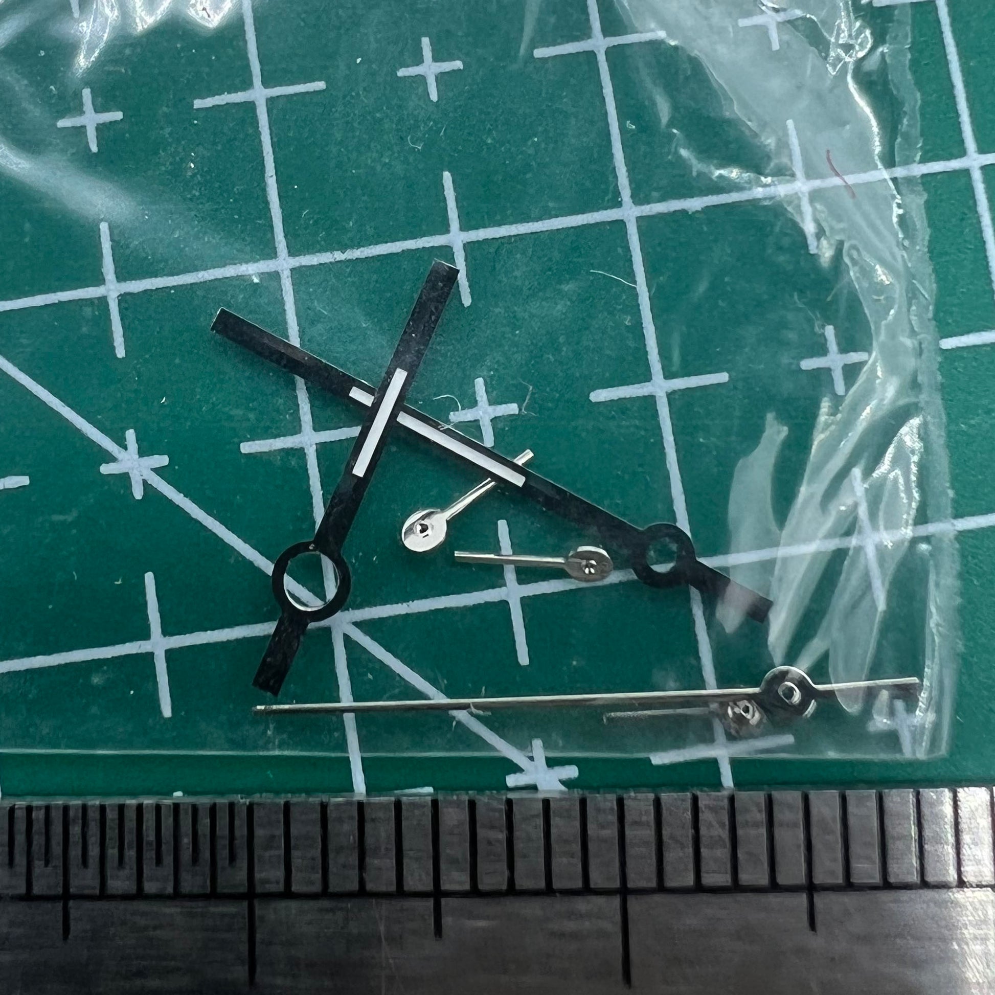 Silver watch hands with trim for Ronda 5030.D quartz movement, compatible with precision timepieces.