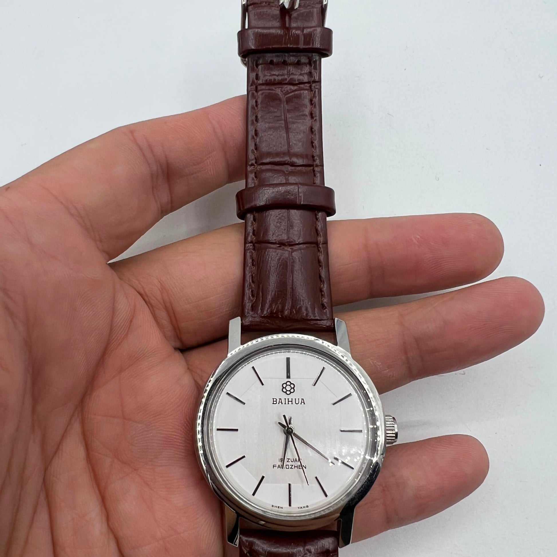 37mm China Baihua manual watch with silver dial, 19 jewels, shock-resistant mechanical movement.