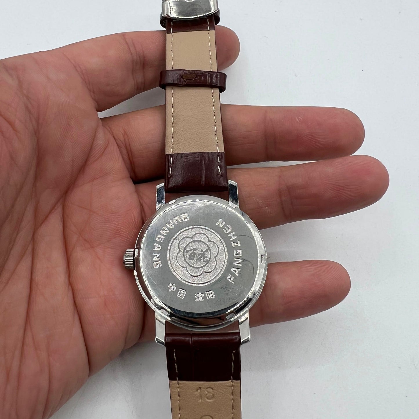37mm Baihua manual mechanical watch with silver dial, 19 jewels, shock-resistant for precise timekeeping.