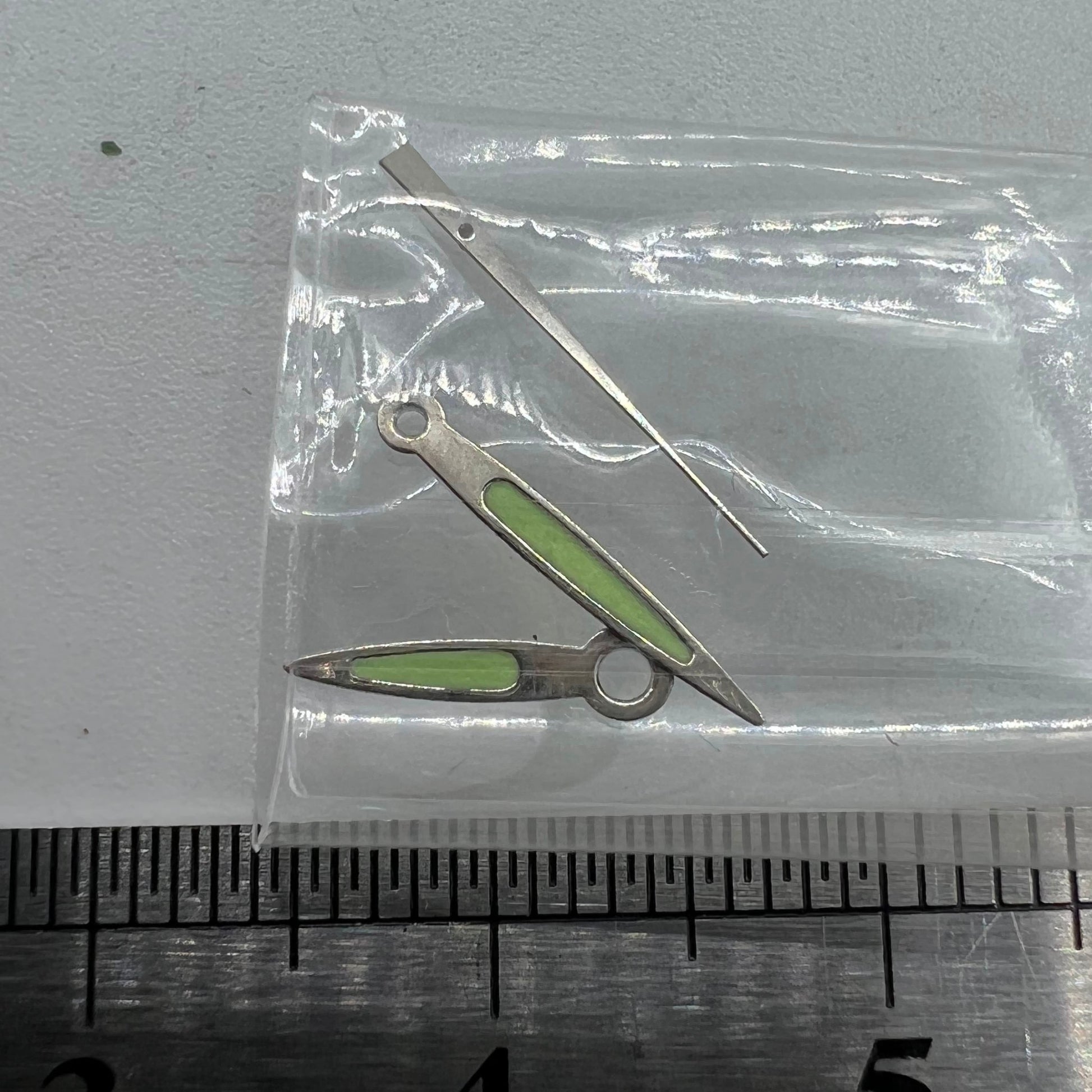 Green luminous arrow-shaped watch hands set, compatible with Miyota 2035, 2115, 2105, 2305 movements.