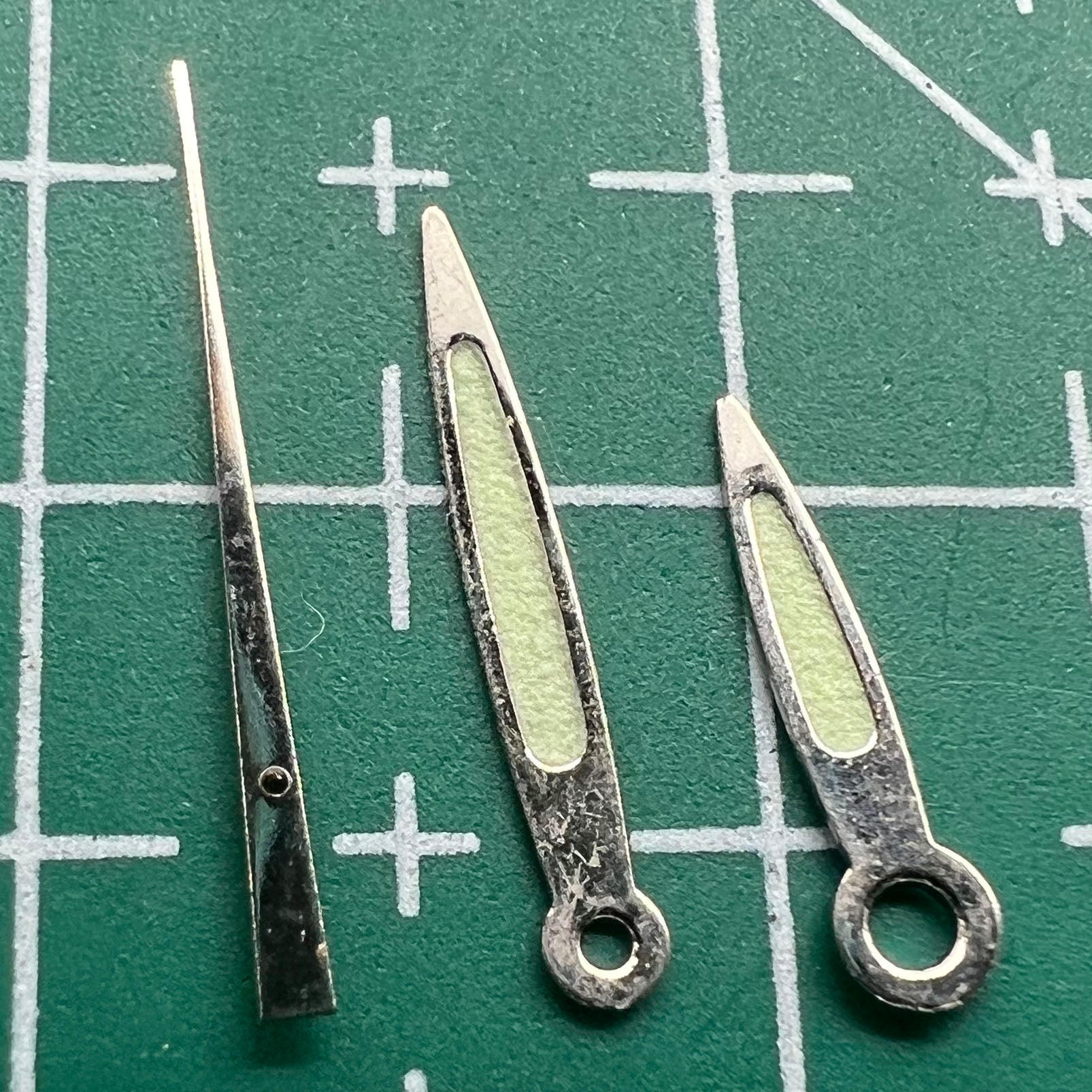 Arrow-shaped green luminous watch hands set for Miyota 2035, improving night-time readability and design.