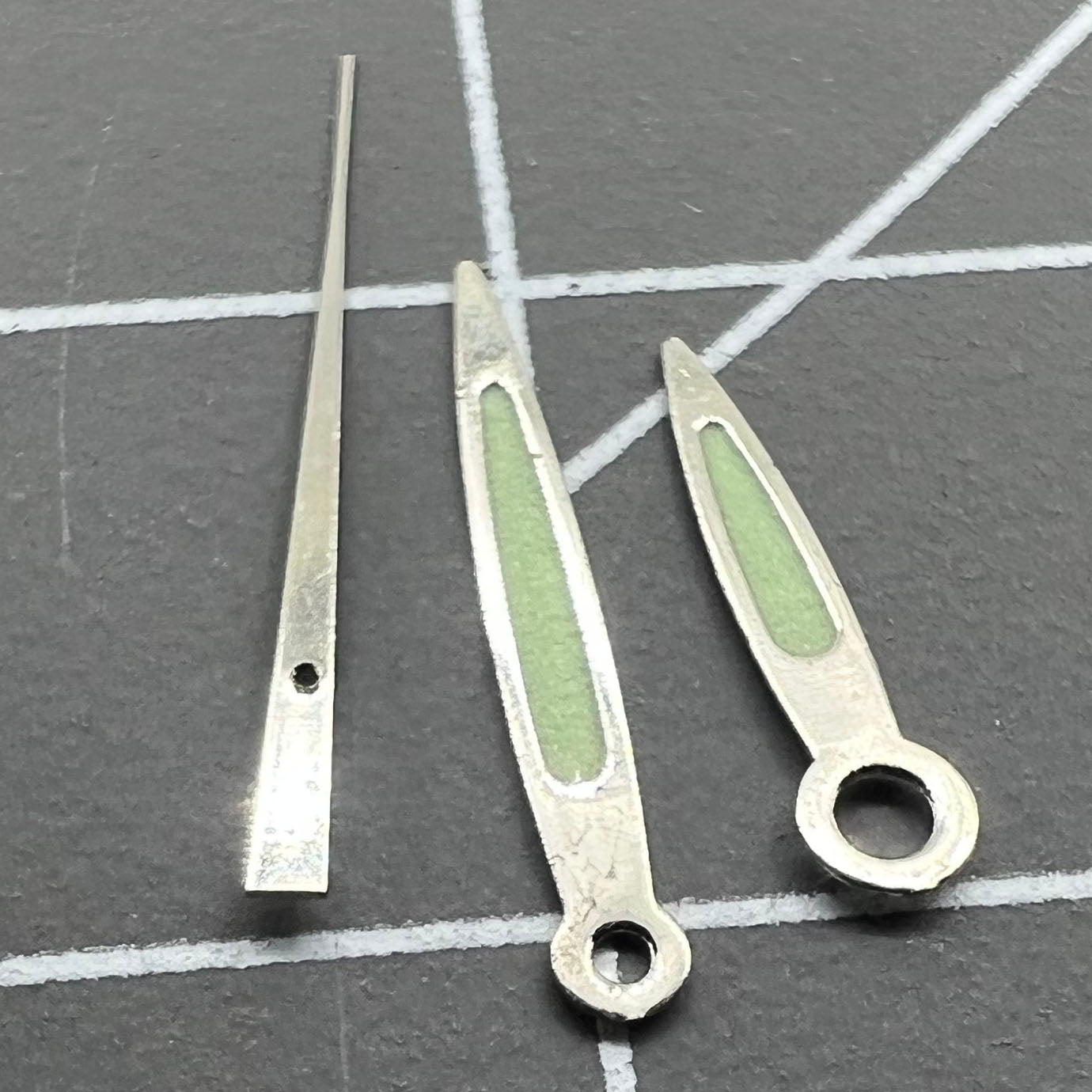 Arrow-shaped green luminous watch hands set, compatible with Miyota 2035, 2115, 2105, 2305 movements, boosting nighttime readability.