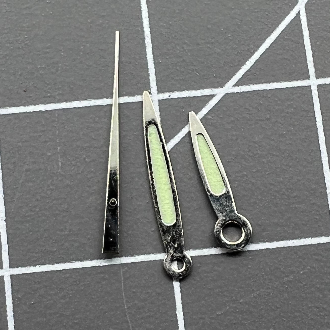 Arrow-shaped green luminous watch hands set, compatible with Miyota 2035, 2115, enhancing nighttime visibility.