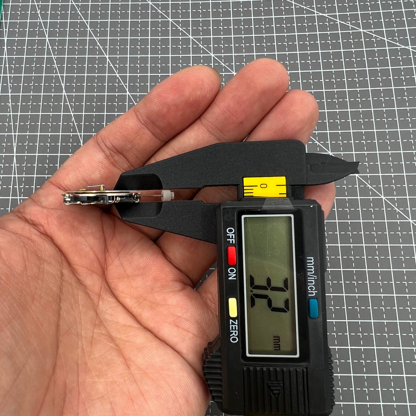 Original Swiss ISA 8162 quartz watch movement with date display at 4, precise replacement for watch repairs