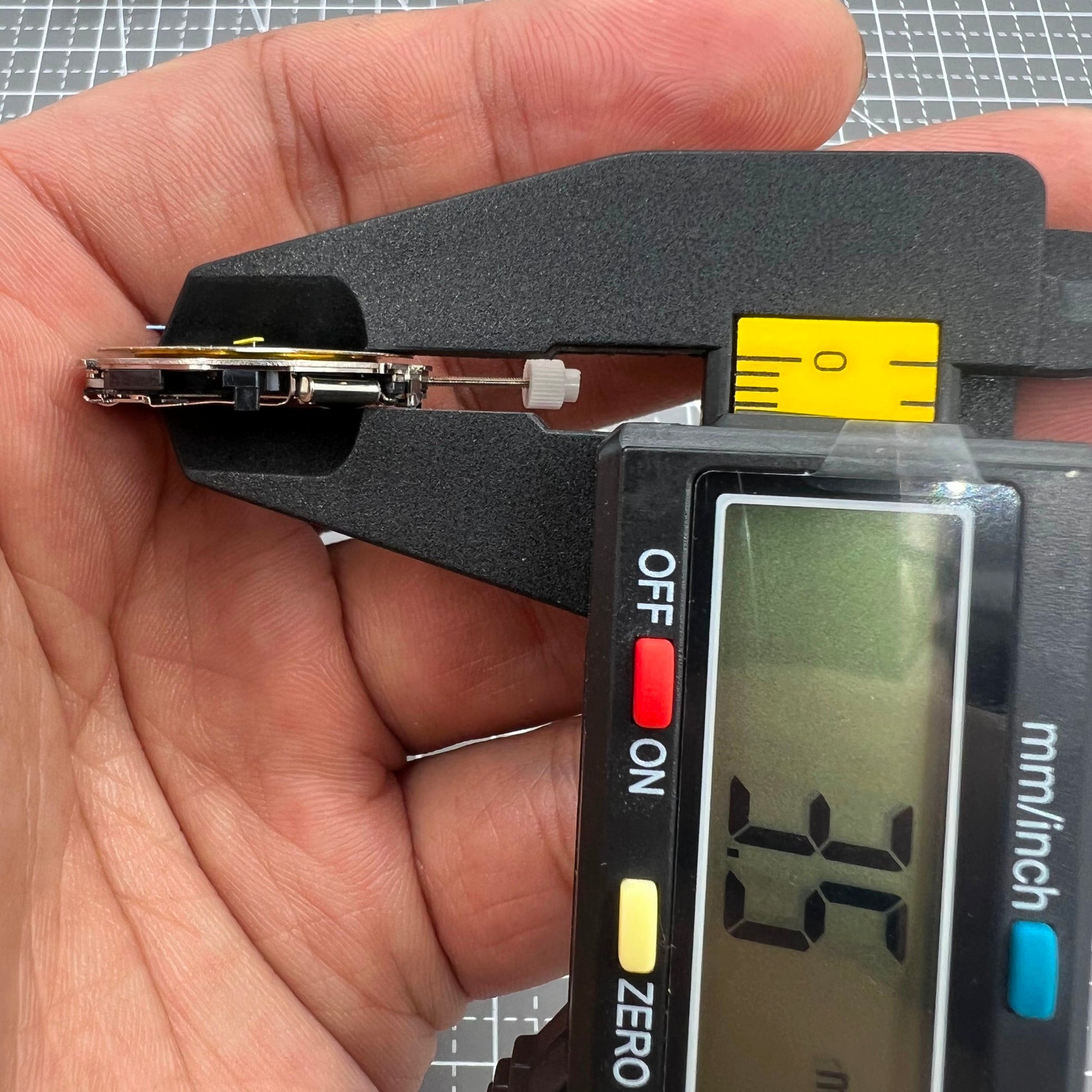 Swiss ISA 8162 quartz watch movement with date at 6, reliable replacement for precise timekeeping accessories.