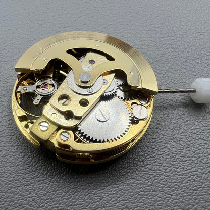 Mechanisches Automatikwerk 7120 mit goldenem Hohlschnitt, 26.5mm Durchmesser, f�r pr�zise Uhrwerkfunktionen.
