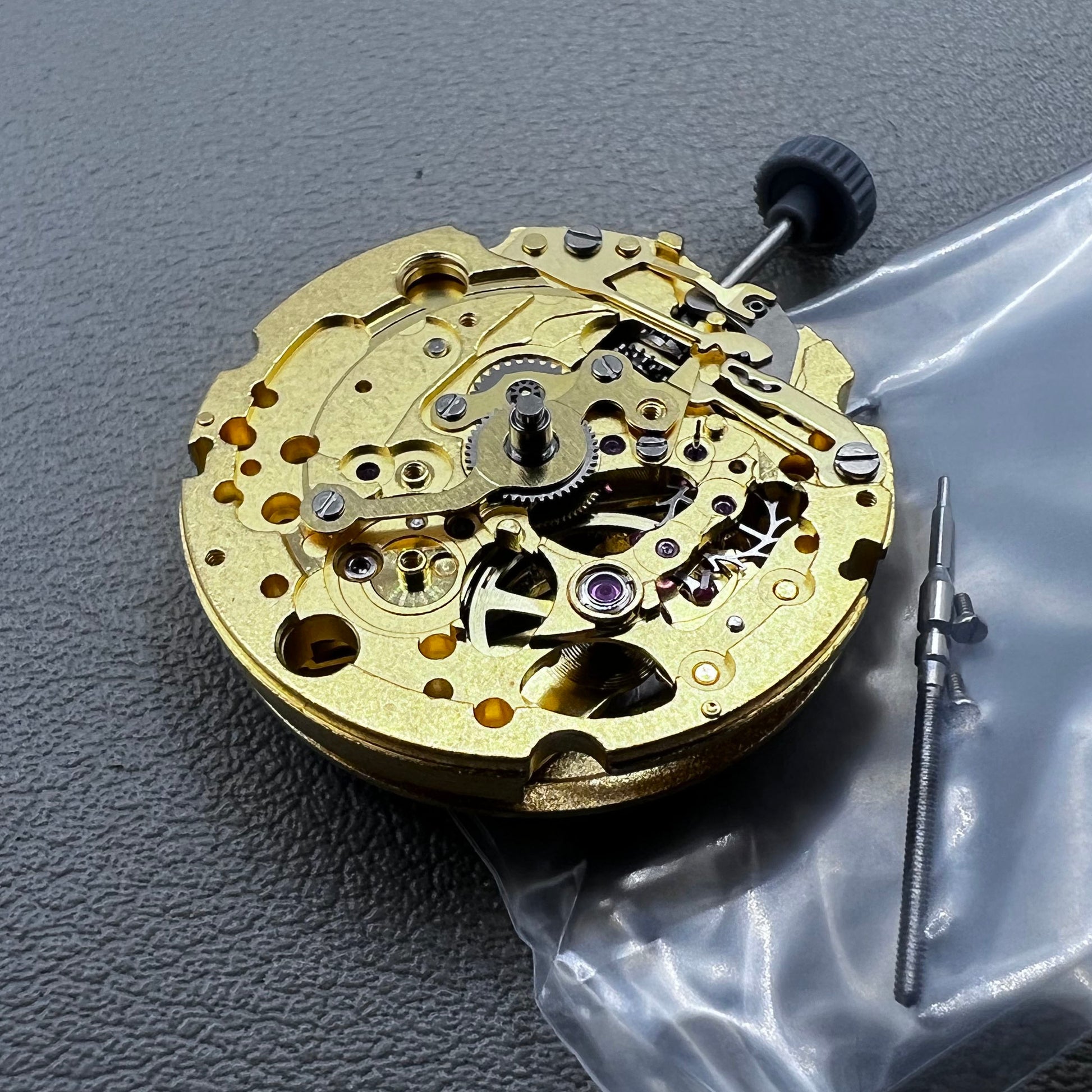 Japan Miyota 82S5 self-winding mechanical watch movement with 21 golden jewels, precision craftsmanship.