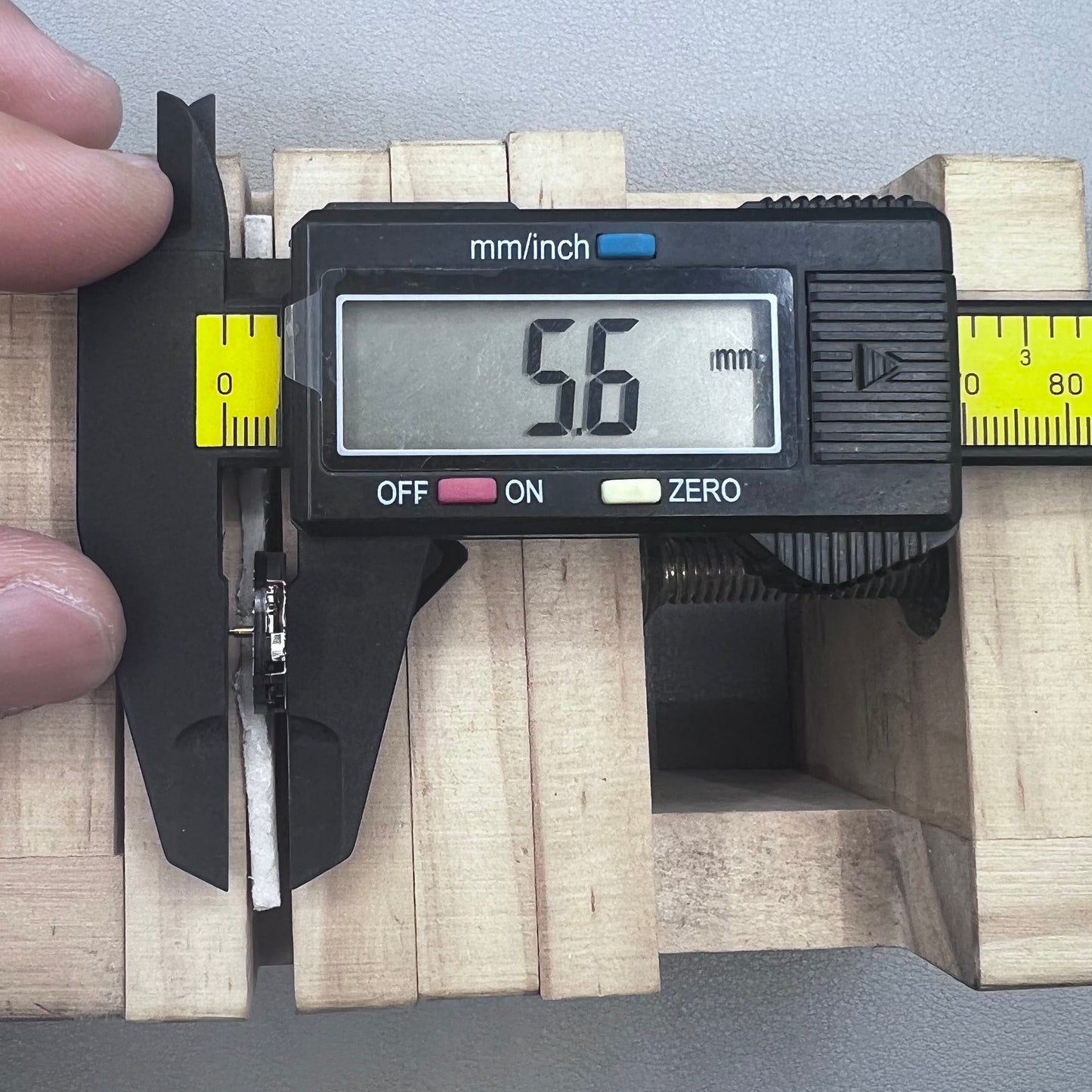 Japan Hattori Epson TMI Y121E quartz watch movement for precise timekeeping in wristwatches.