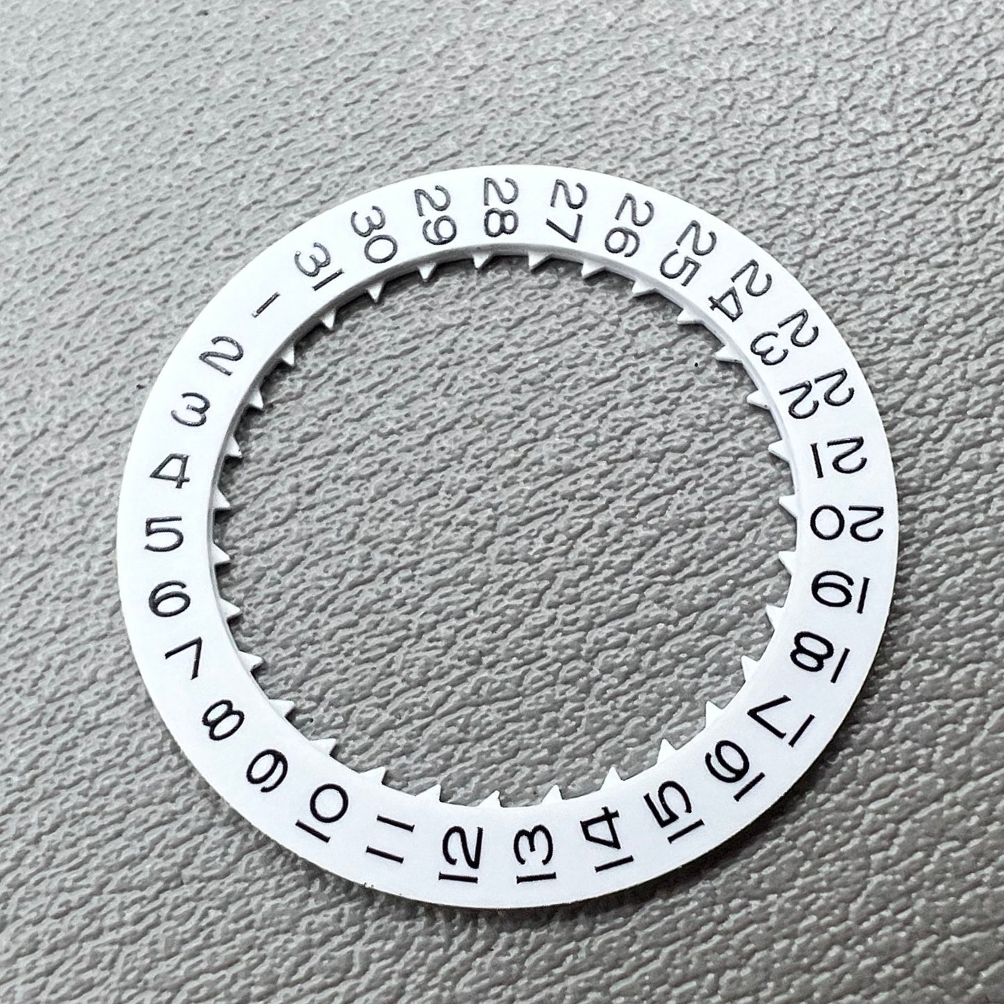 Roue de disque de date avec police spéciale blanche à 9 heures pour mouvement Miyota 8215