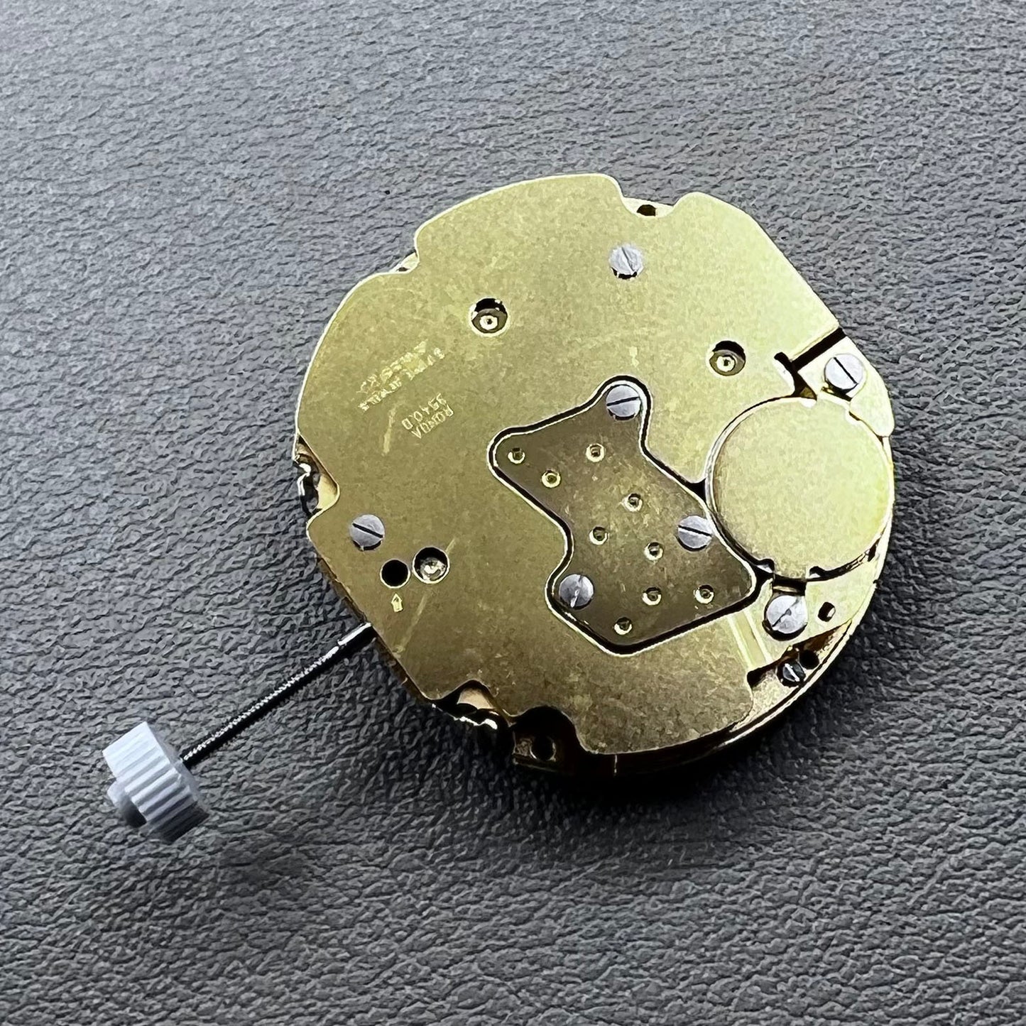 Swiss Ronda 3540.D quartz movement with multifunctional 6 hands for precise timekeeping.