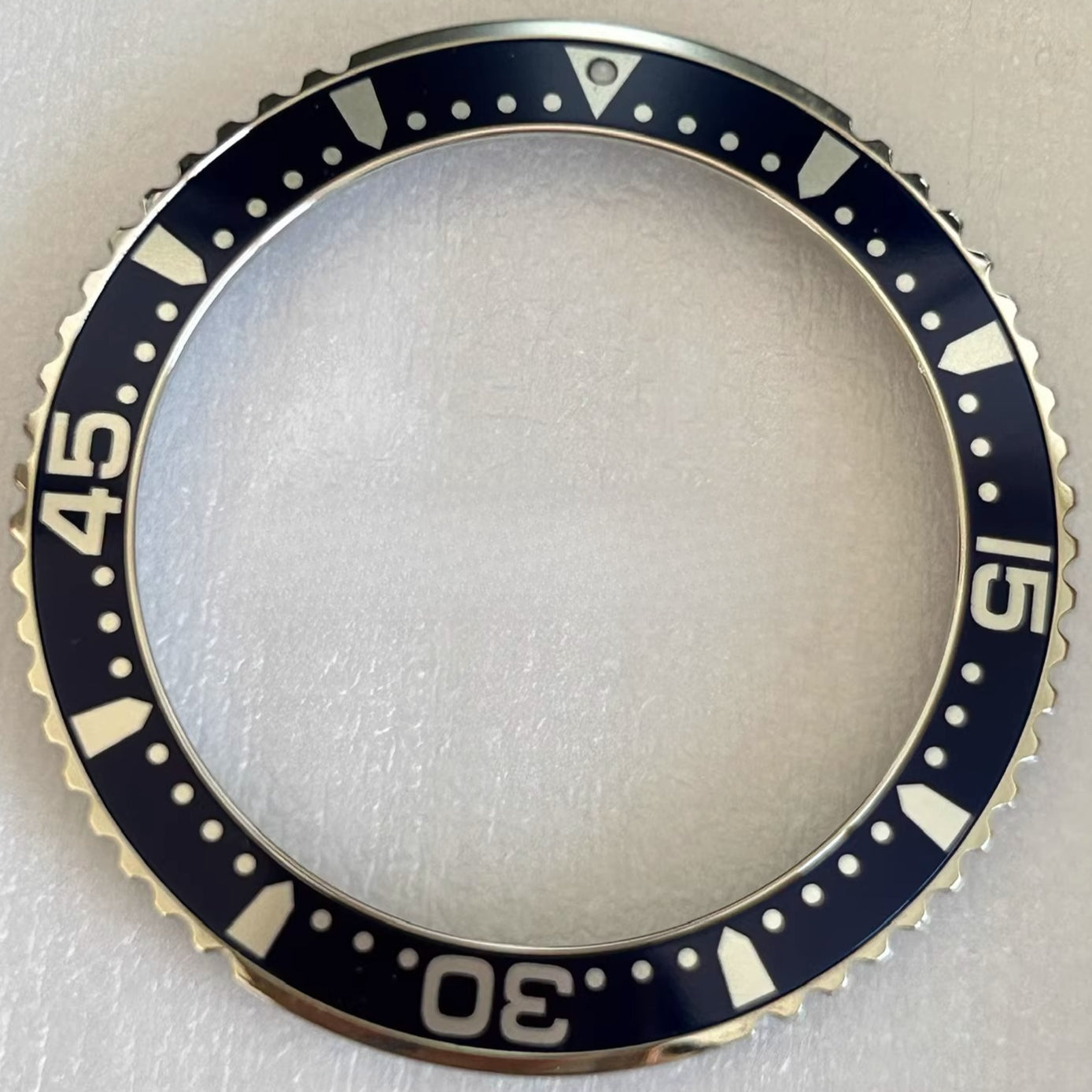 Silver and black watch bezel for Conquest L3.730/L3.640, enhancing style and durability.