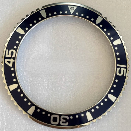 Silver and black watch bezel for Conquest L3.730/L3.640, enhancing style and durability.