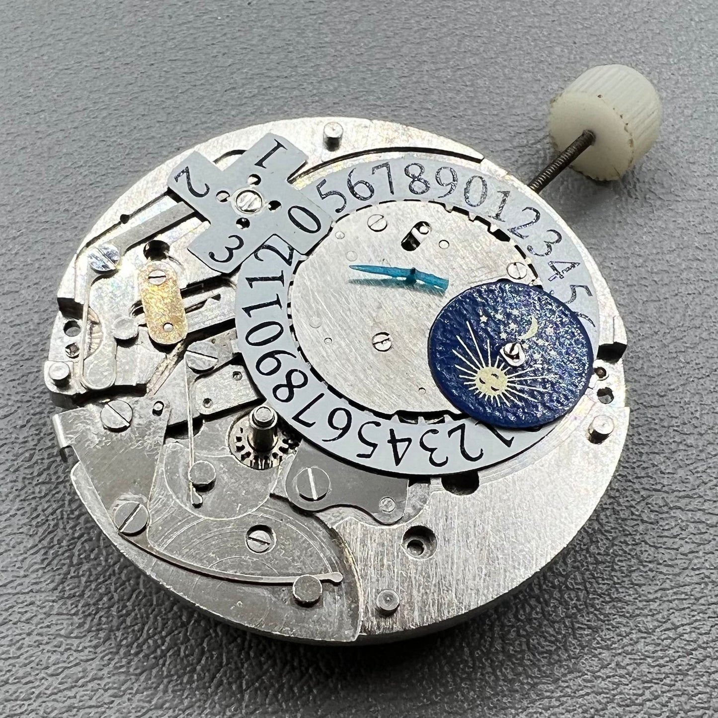 1. ?Multifunctional automatic mechanical watch showing moon phase?  