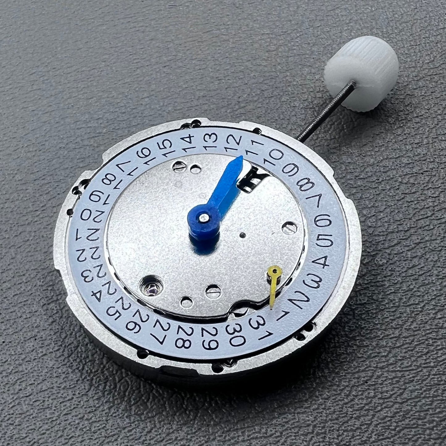 China 2813 8205 8215 automatic mechanical watch movement with single calendar feature for precise timekeeping.