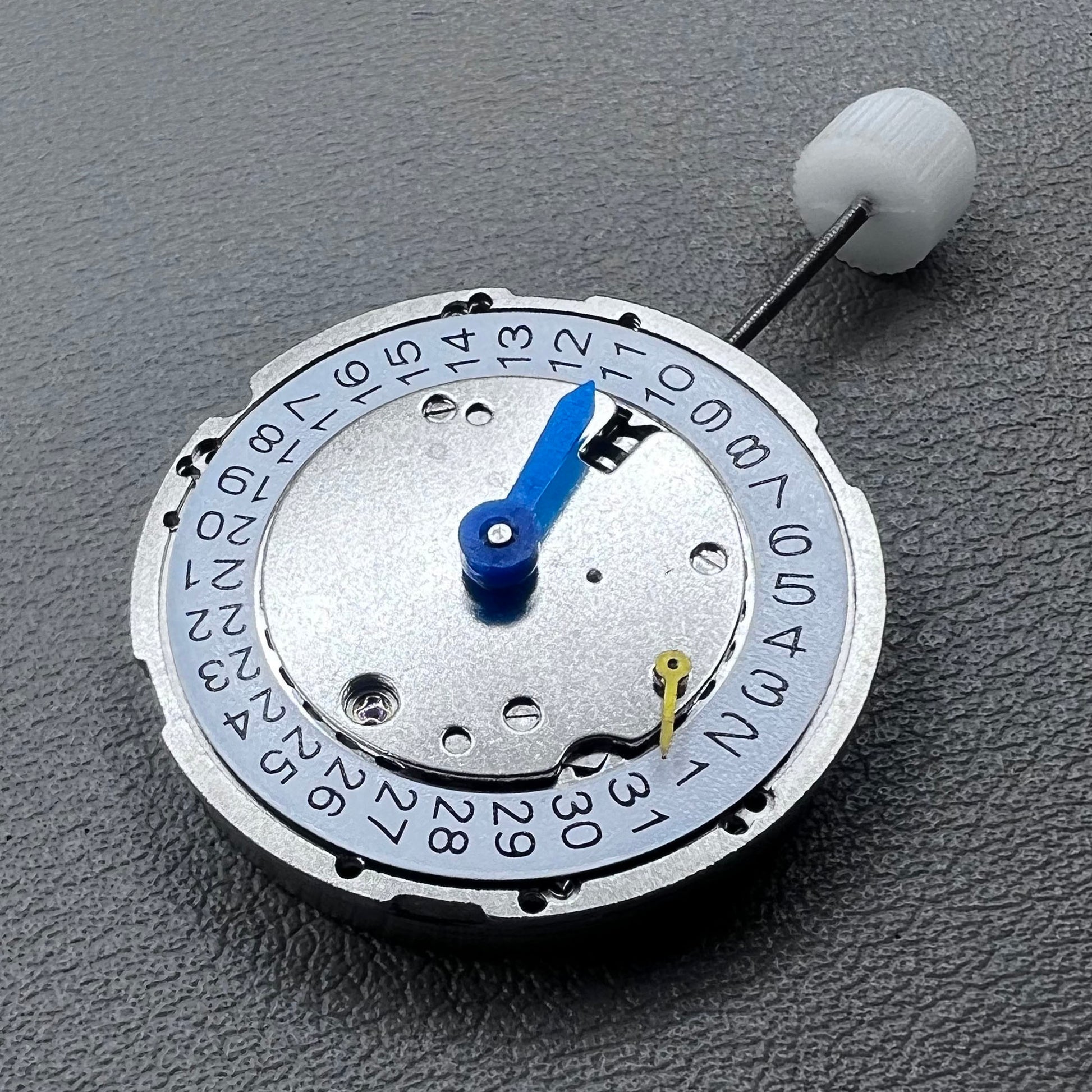 China 2813 8205 8215 automatic mechanical watch movement with single calendar feature for precise timekeeping.