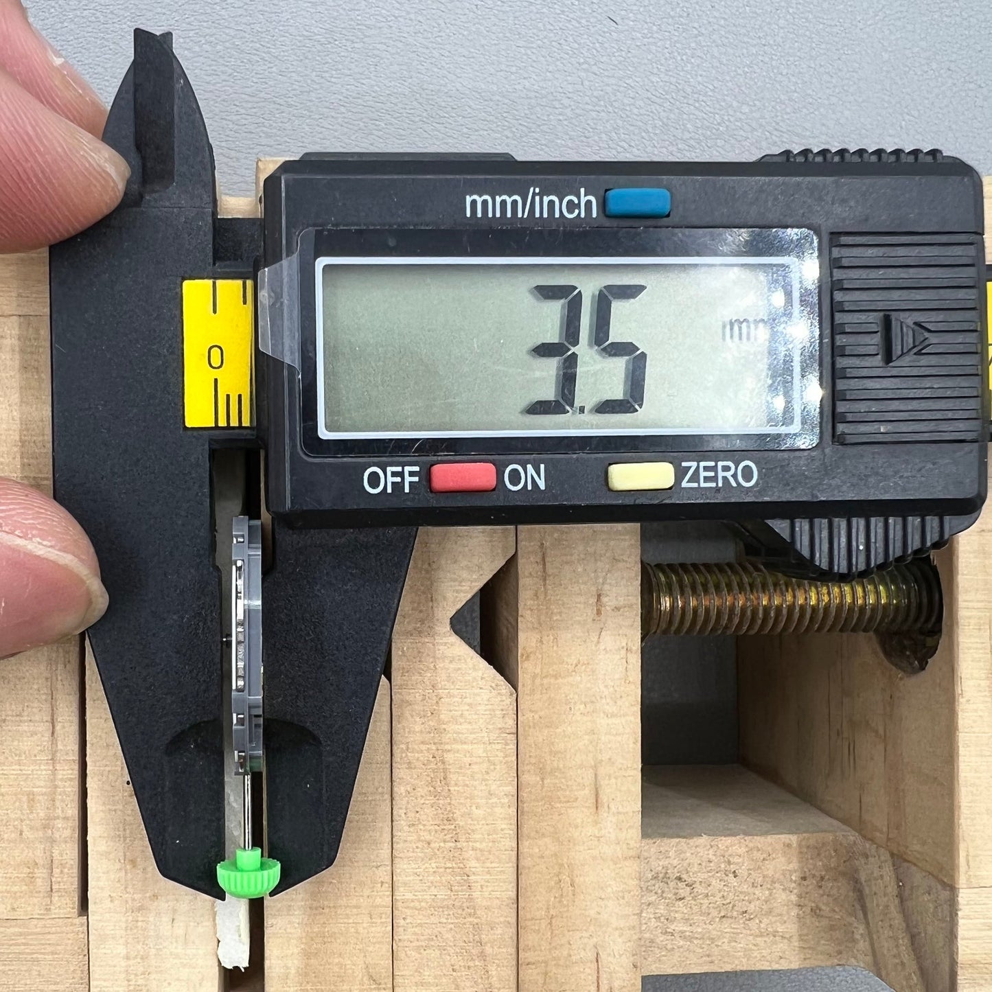 Japan Miyota 4U13 Quarzwerk Uhrwerk mit 3 Zeigern und Datum bei 6 Uhr f�r pr�zise Zeitmessung