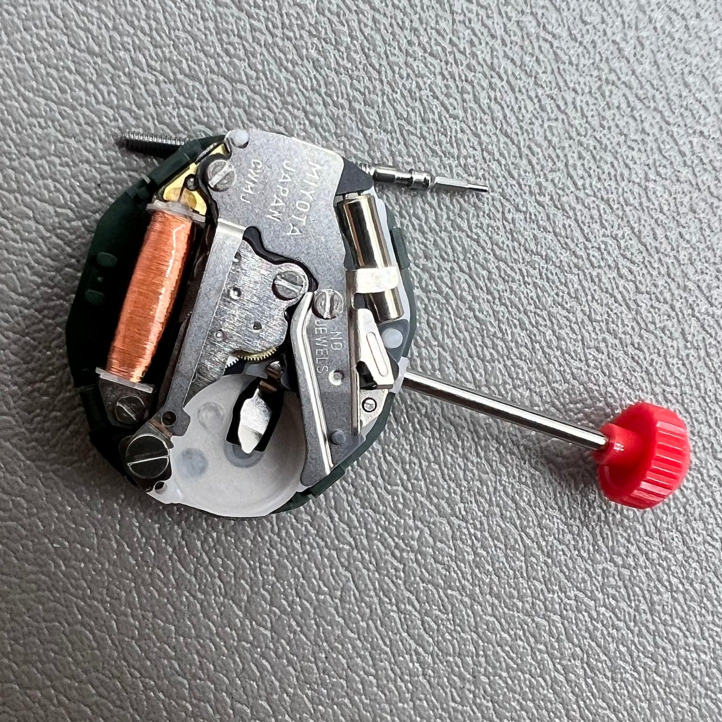 Japan Miyota 2015 quartz watch movement with date display at 3 o?clock, precise timekeeping accessory.