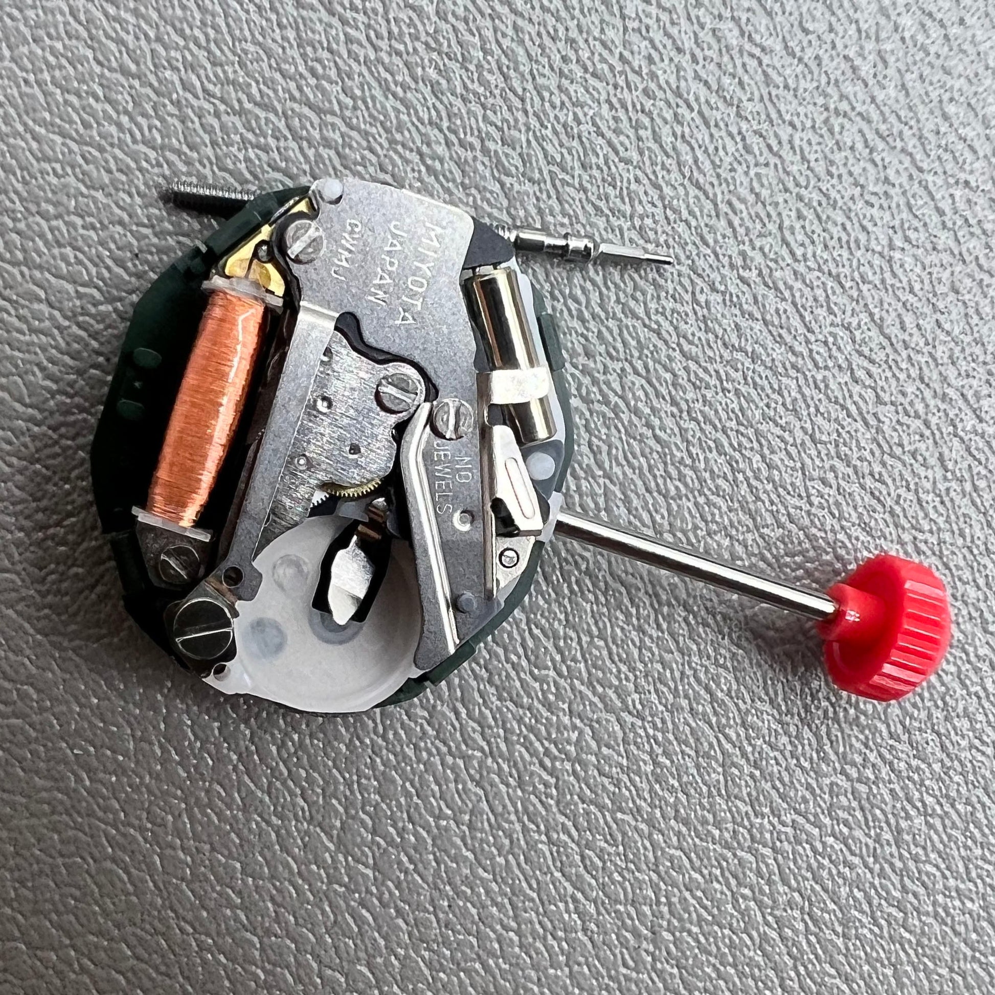 Japan Miyota 2015 quartz watch movement with date display at 3 o?clock, precise timekeeping accessory.