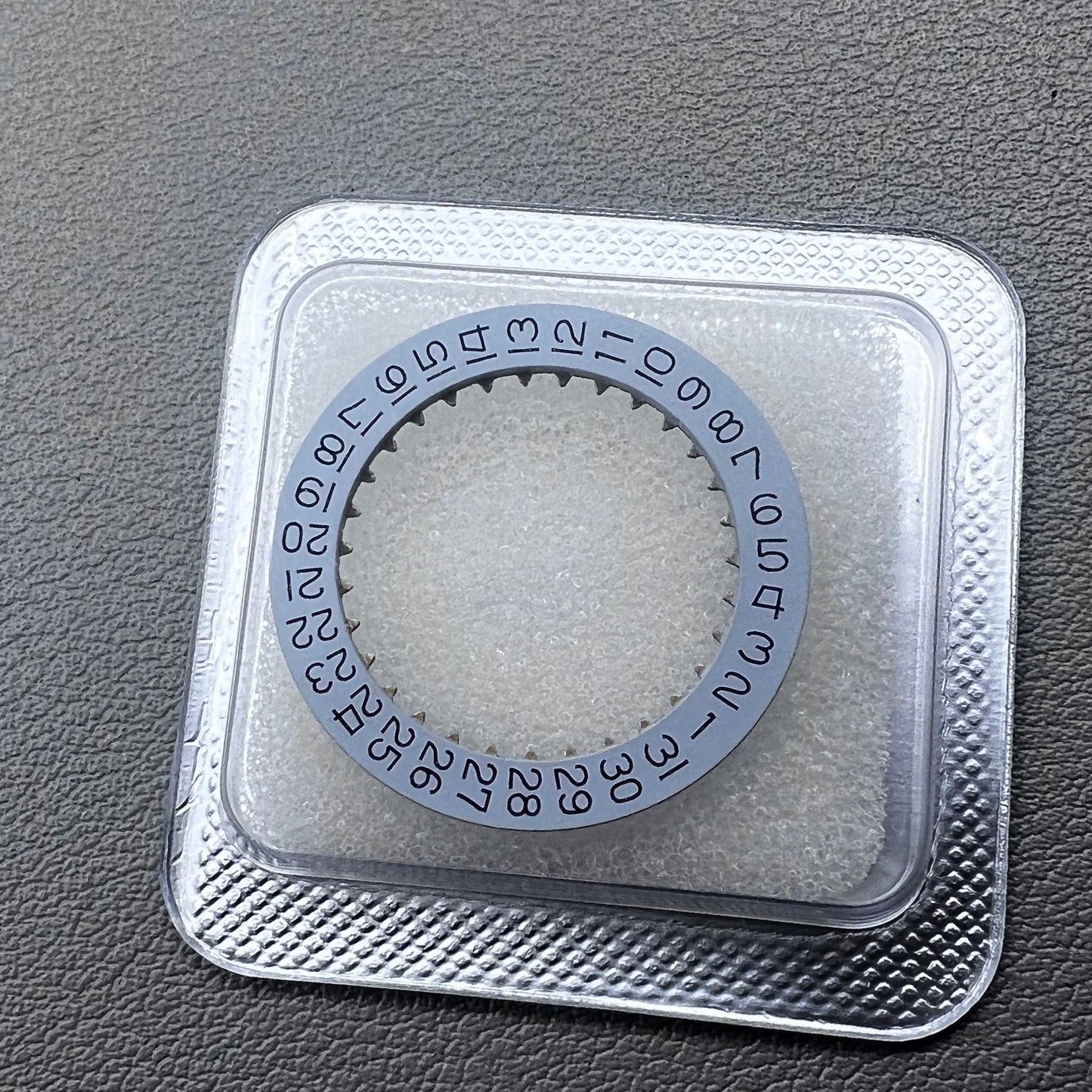 Omega 1020 1030 watch date wheel disk showing date at 3 o'clock for precise timekeeping