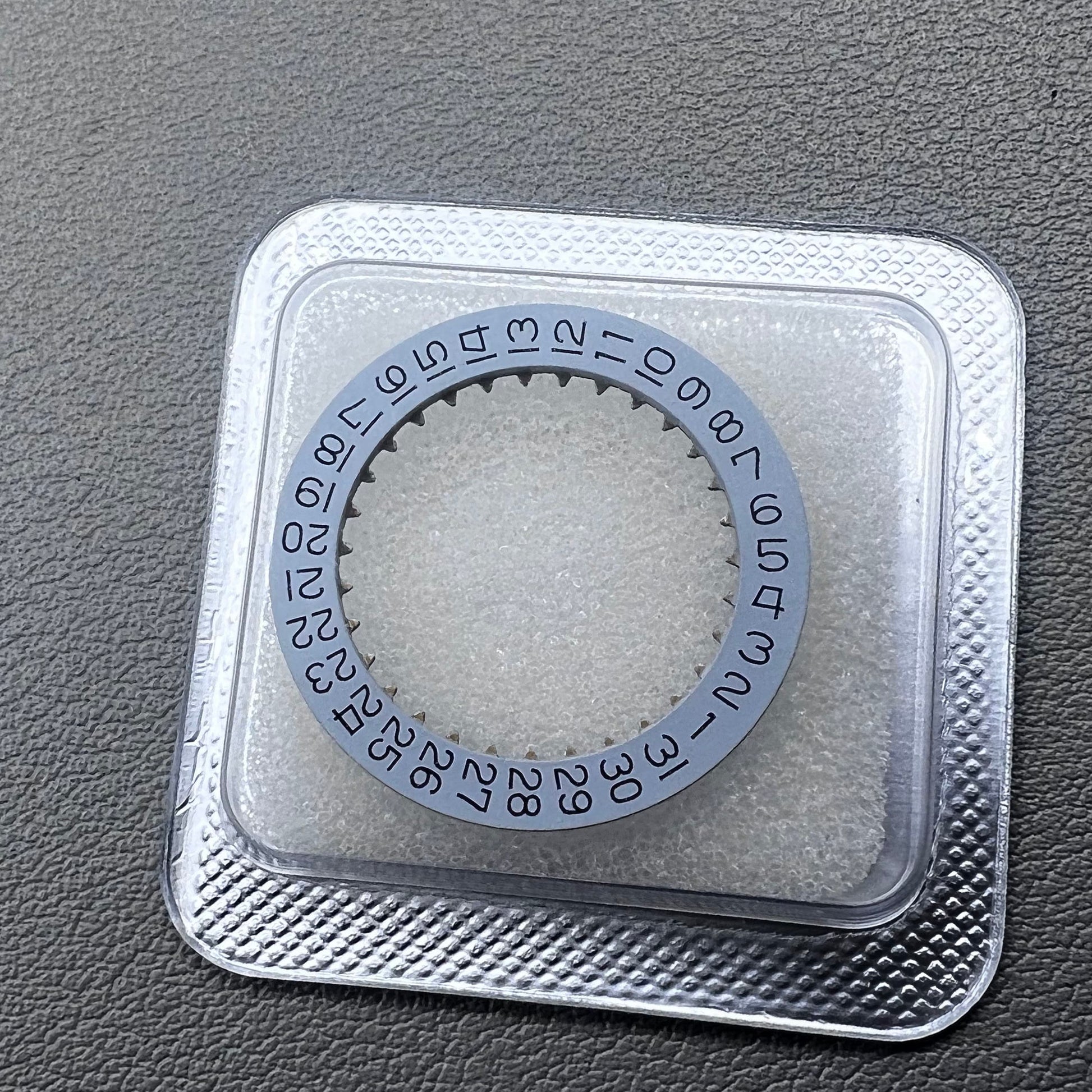 Omega 1020 1030 watch date wheel disk showing date at 3 o'clock for precise timekeeping