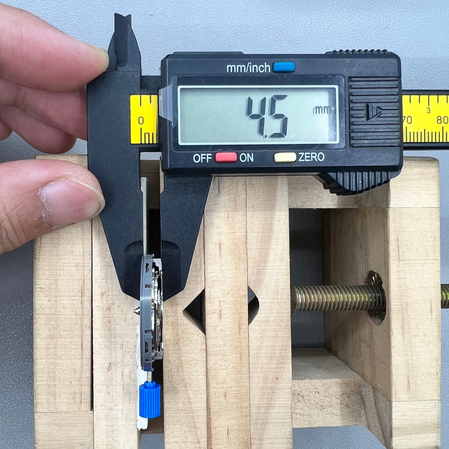 Seiko NH34 Automatisches mechanisches GMT-Uhrwerk mit Sekundenstopp und arabischem Datum bei 3 Uhr