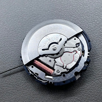 Original Japan Seiko 7L22A Quartz watch movement with black disk for precise timekeeping.