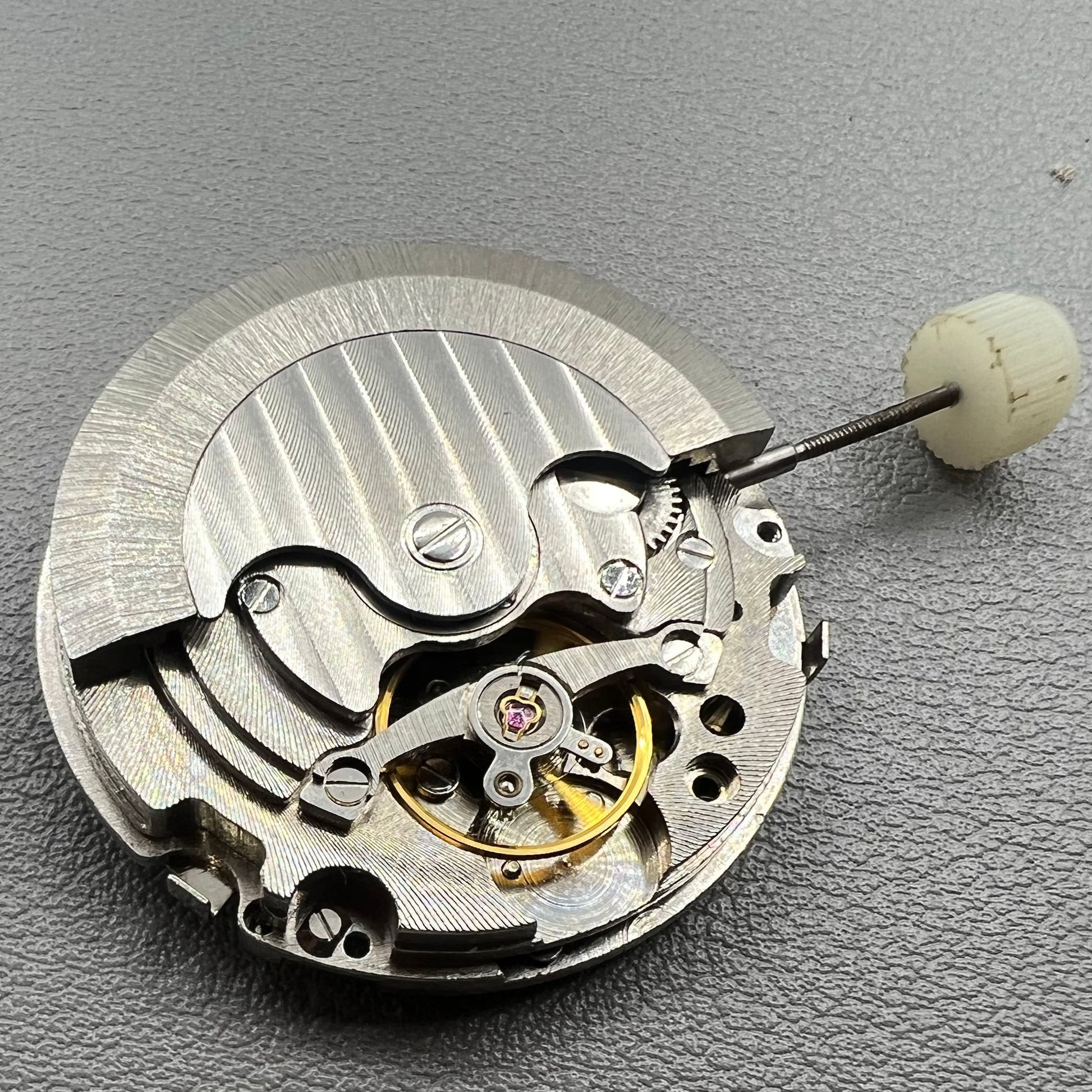 1. ?Multifunctional automatic mechanical watch showing moon phase?  
