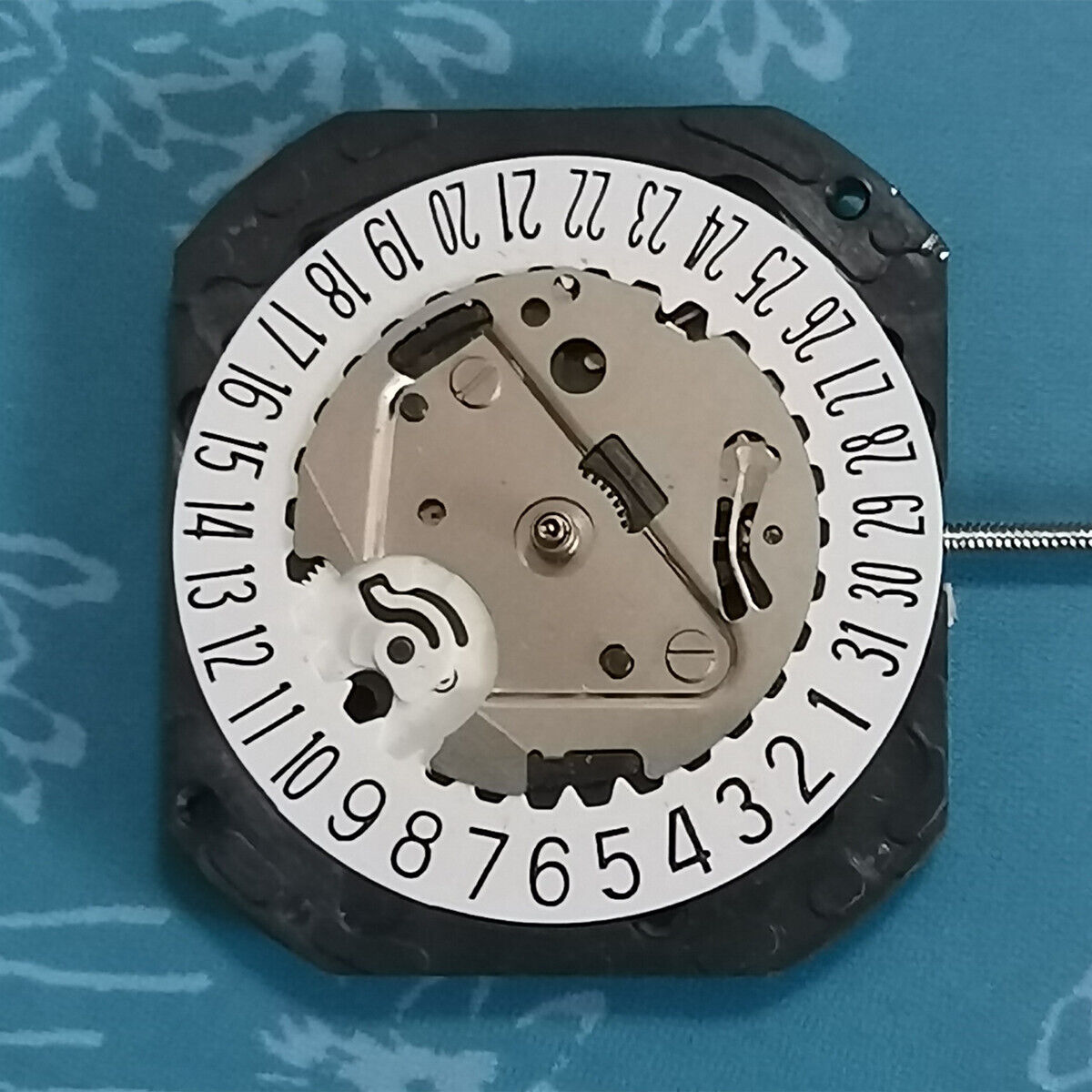 Japan-made VX22 quartz watch movement with date display at 3 o'clock, white dial replacement.