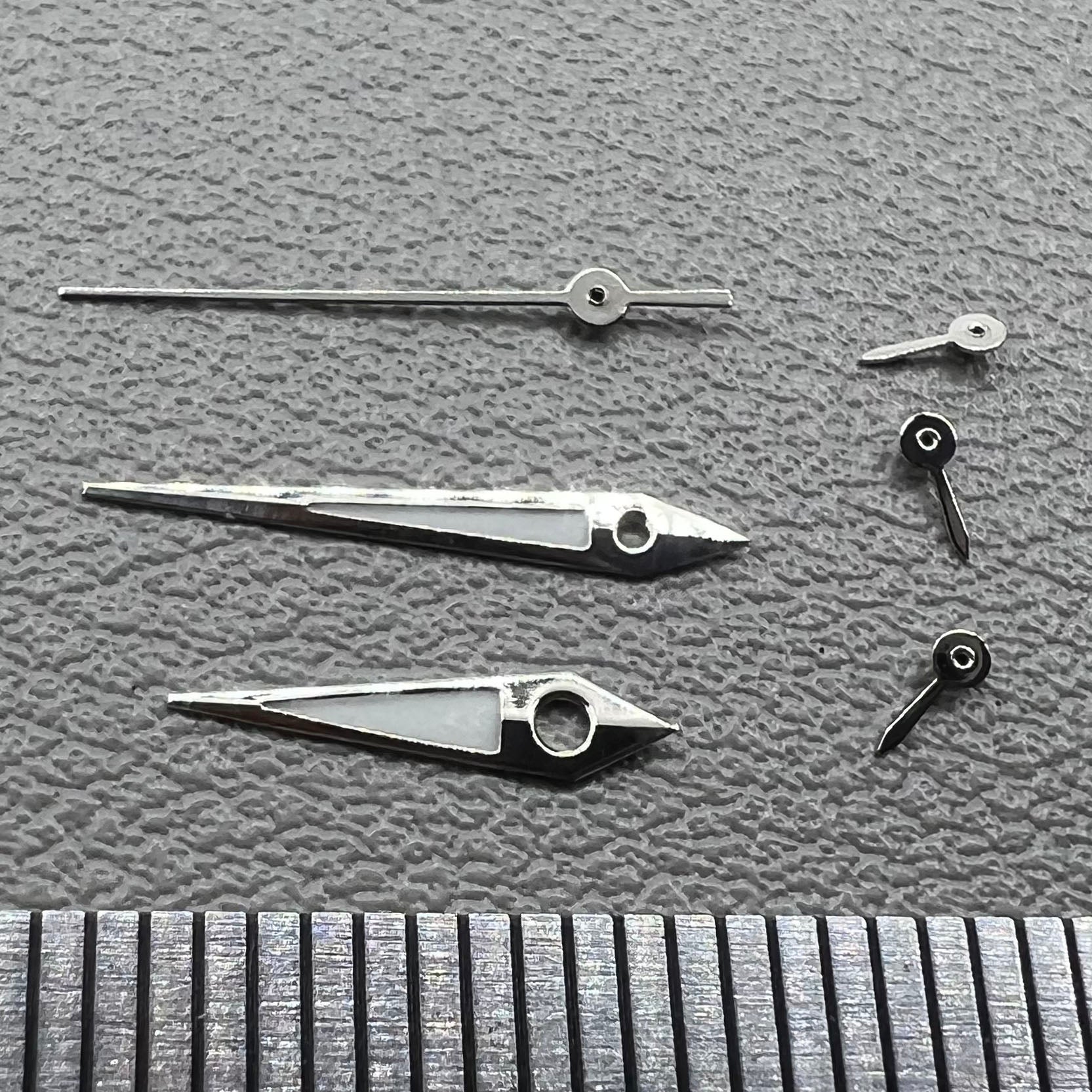 Pfeilf�rmige gr�ne, leuchtende Zeiger im 2er Set mit silbernen Akzenten f�r X3J X9J Uhren