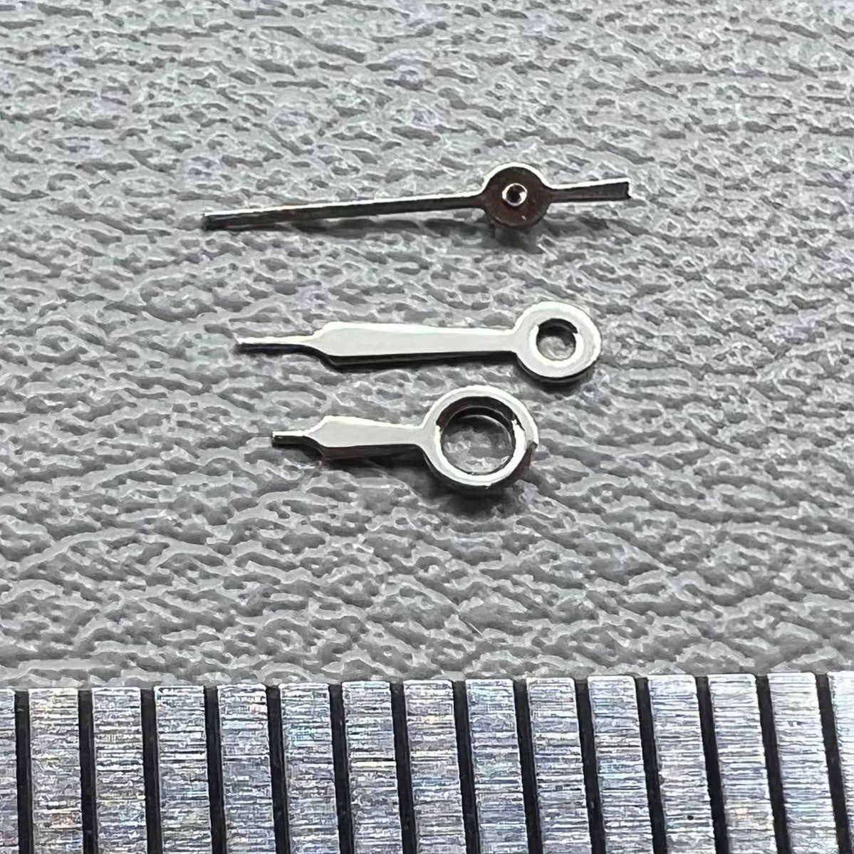 Silberne Uhrenzeiger Set 2 St�ck Miyota 2035 in 8mm, 6mm & 4mm L�nge f�r pr�zise Zeitmessung NO1226