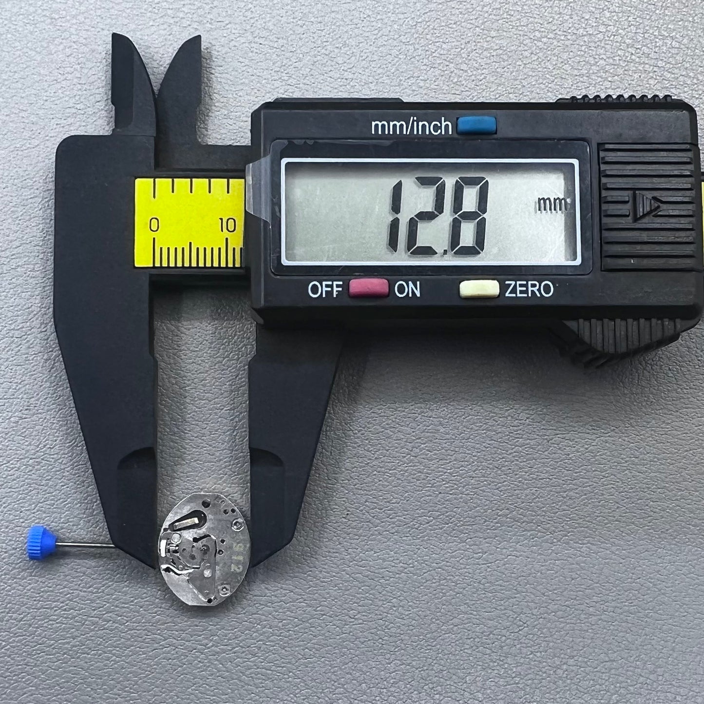 Replacement quartz watch movement ETA 978.002 with 2 hands, precision made in China for accurate timekeeping.