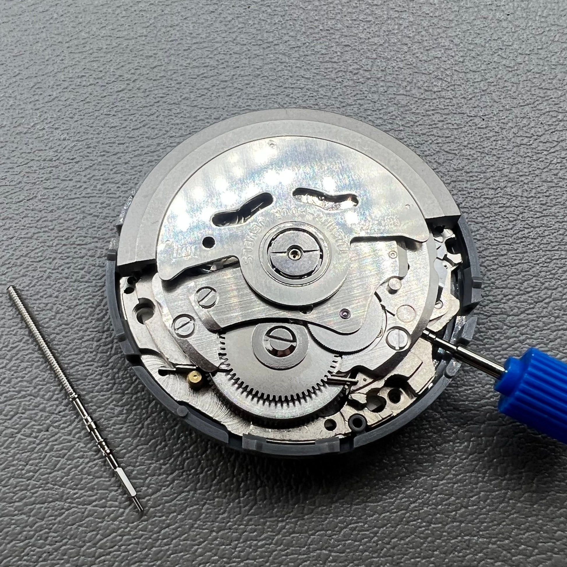 Seiko Automatikwerk NH36A mit blauem Zifferblatt und wei�er leuchtender Krone, mechanisches Uhrwerk