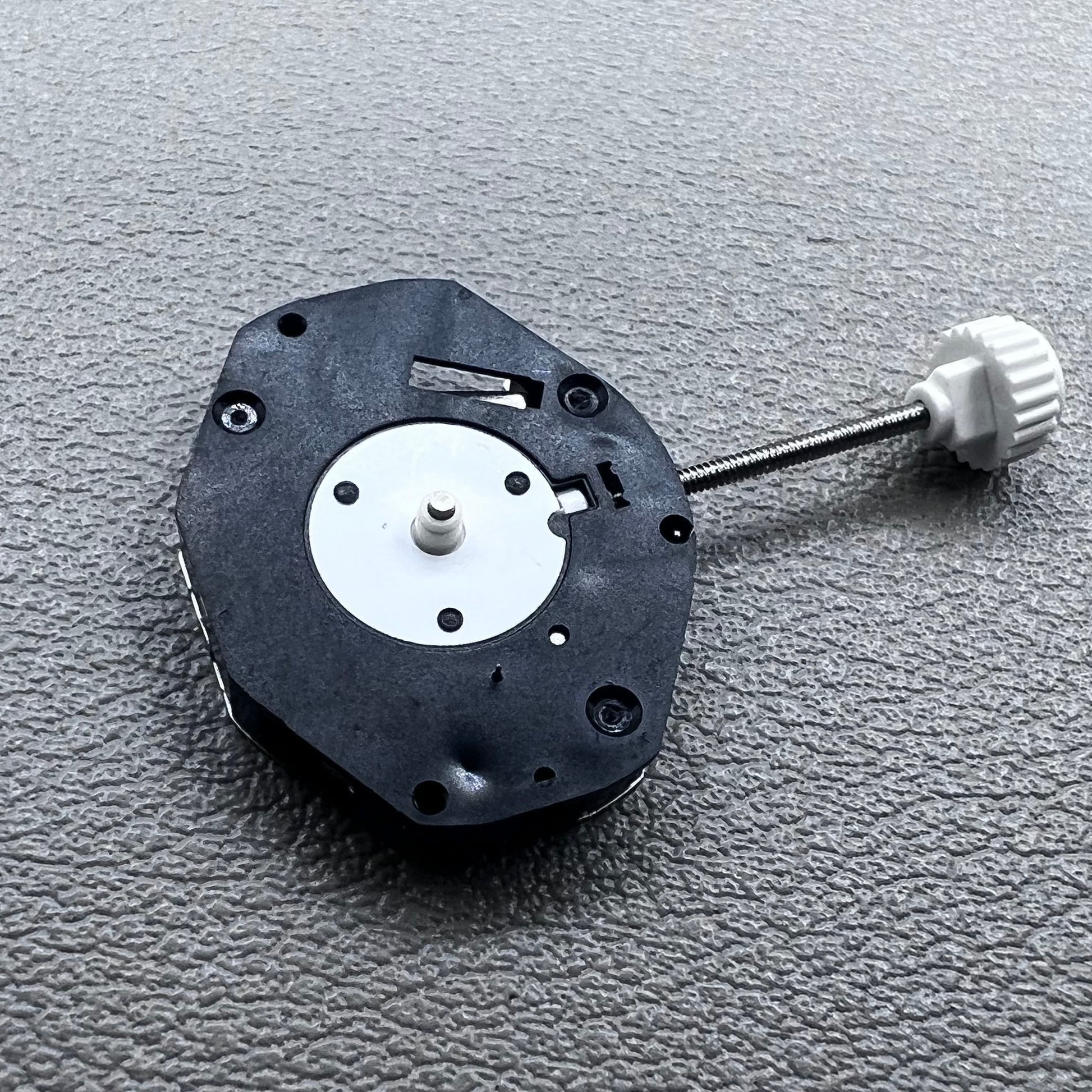 Sunon PE41 quartz watch movement with small second hand at 6 o'clock for ladies' watches.