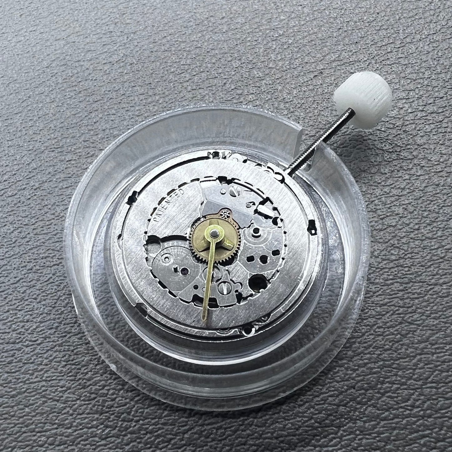 Swiss ETA 956.032 quartz watch movement with 2 hands, precise timekeeping for watchmakers.