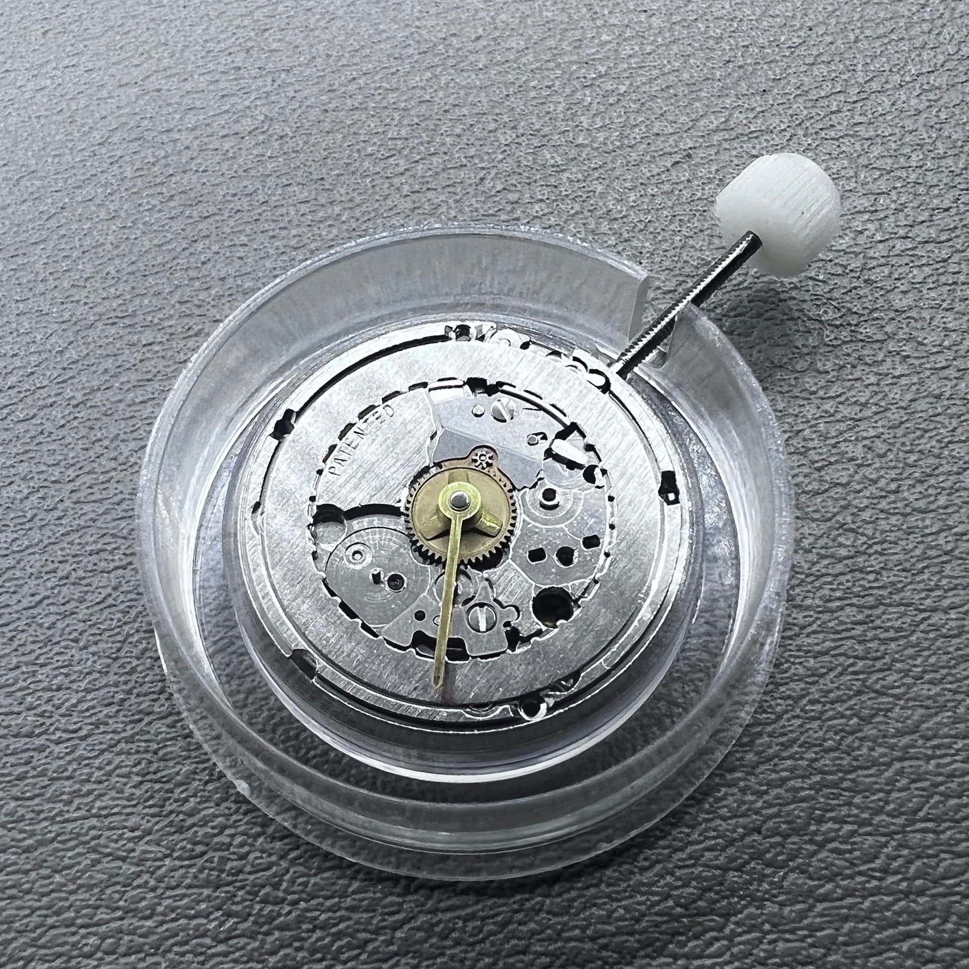 Swiss ETA 956.032 quartz watch movement with 2 hands, precise timekeeping for watchmakers.