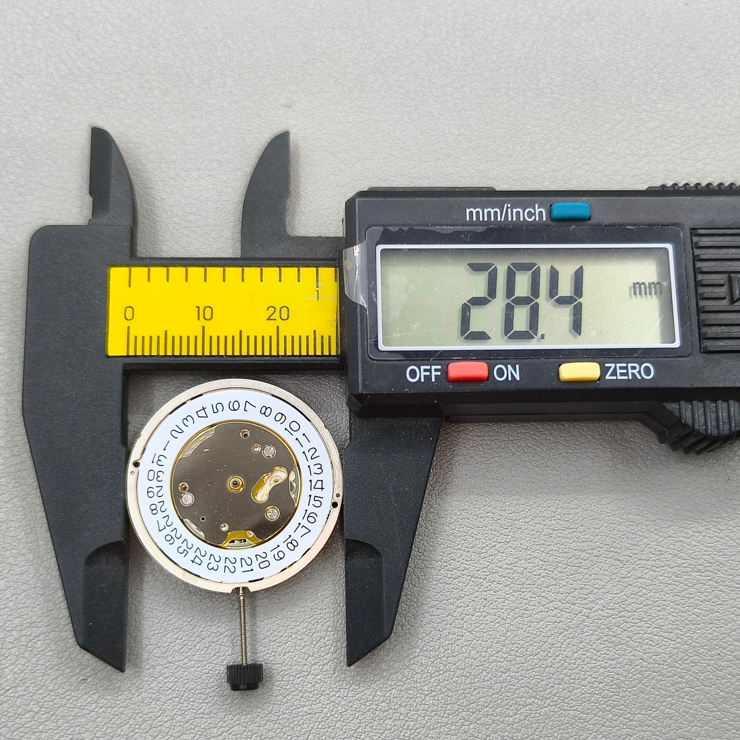 Swiss Ronda 5030D 5030.D Quartz Watch Movement Date@4